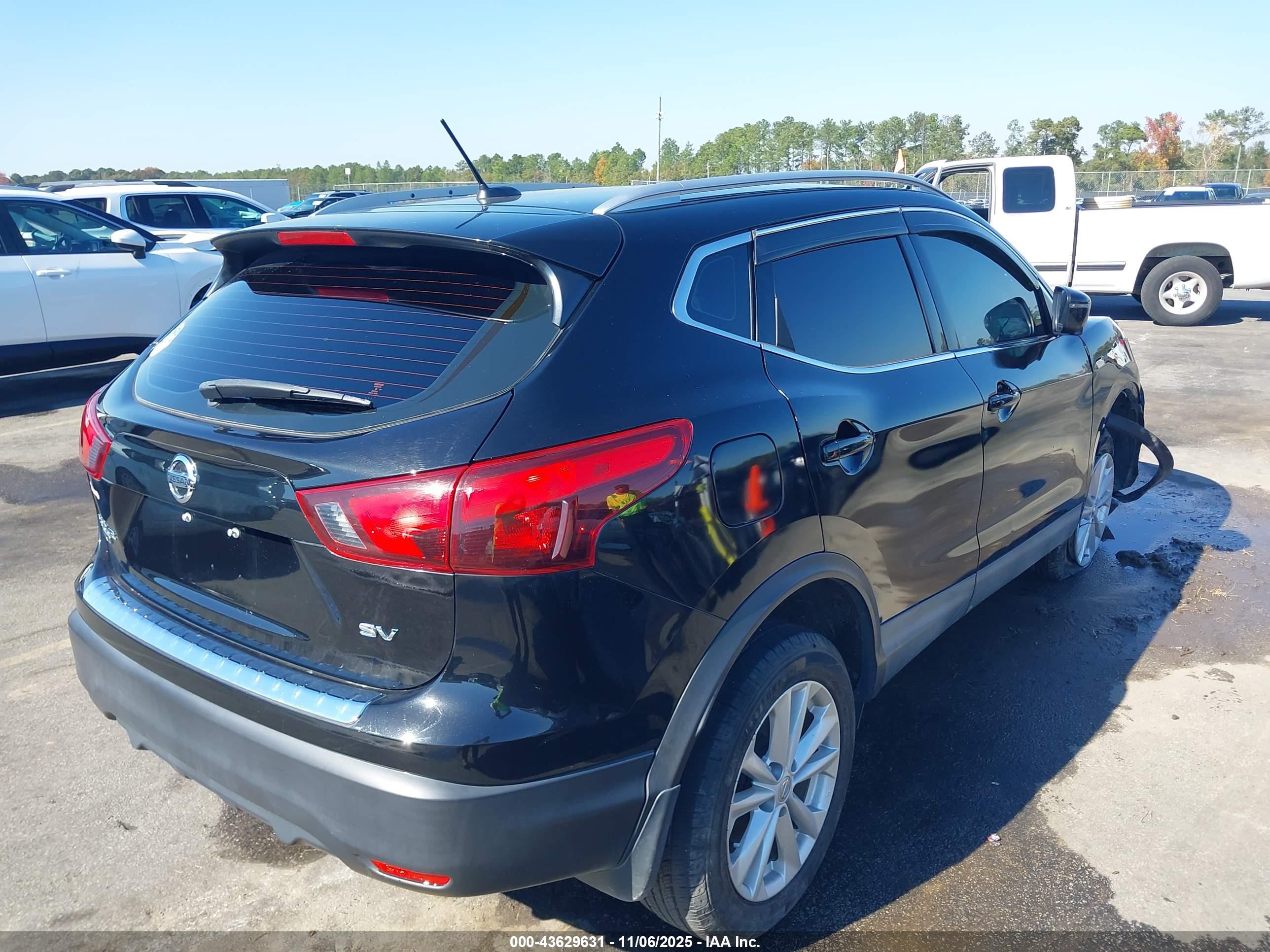 NISSAN ROGUE image 4