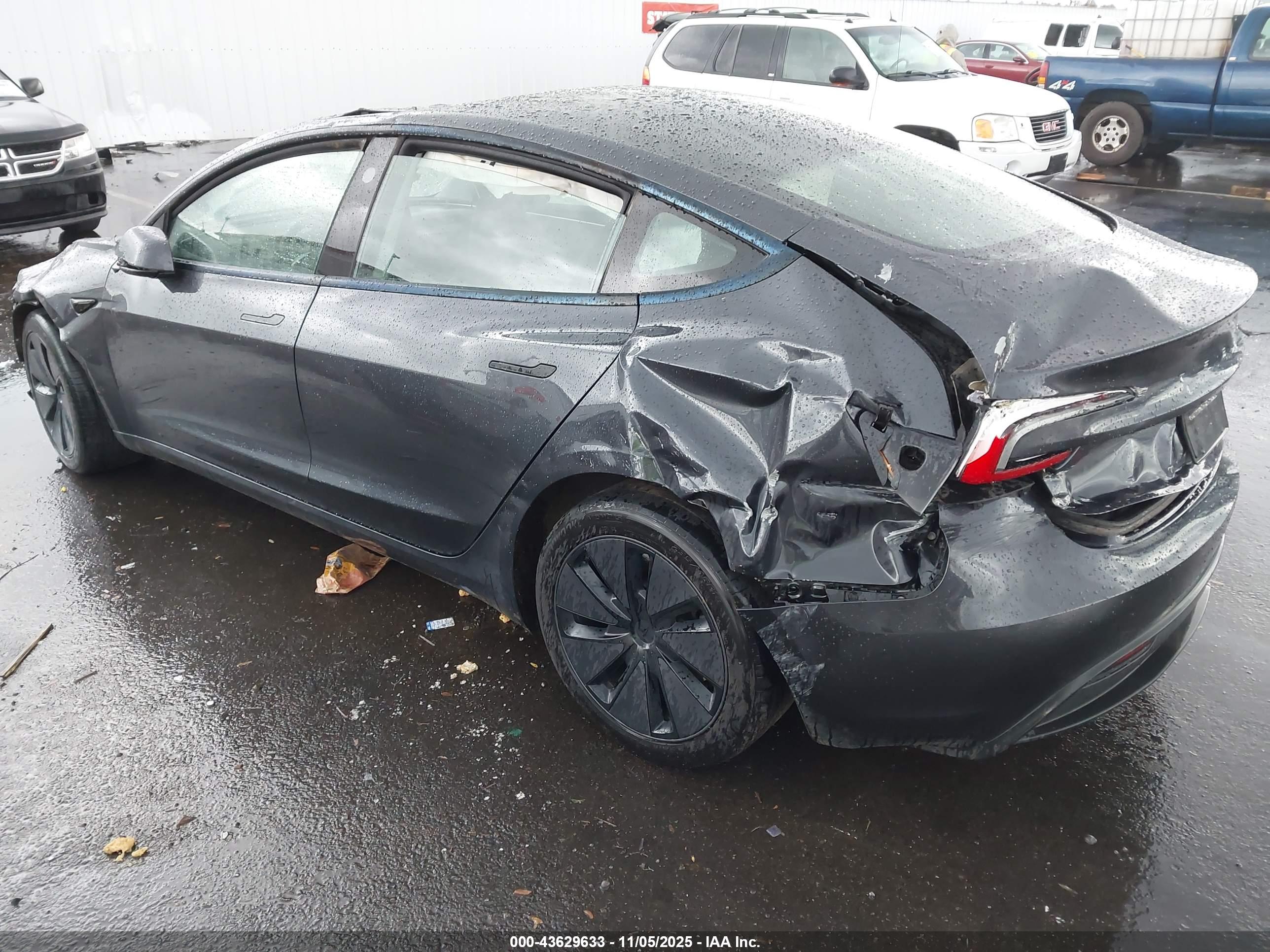 TESLA MODEL image 3