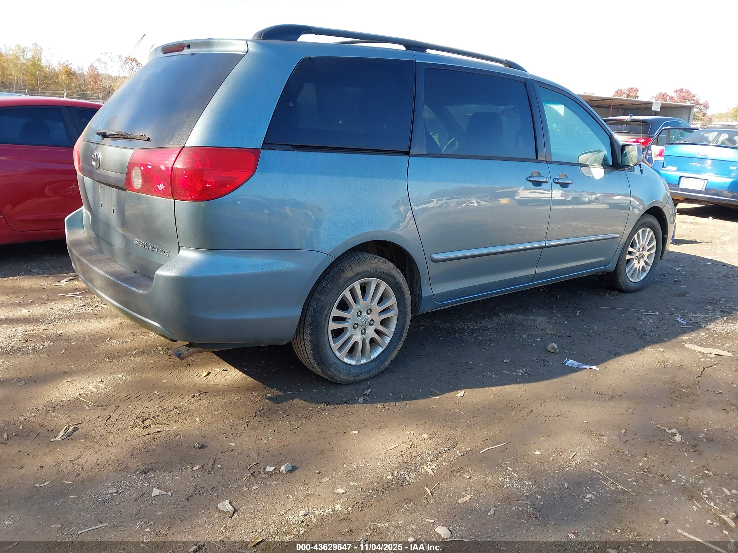 TOYOTA SIENNA image 4