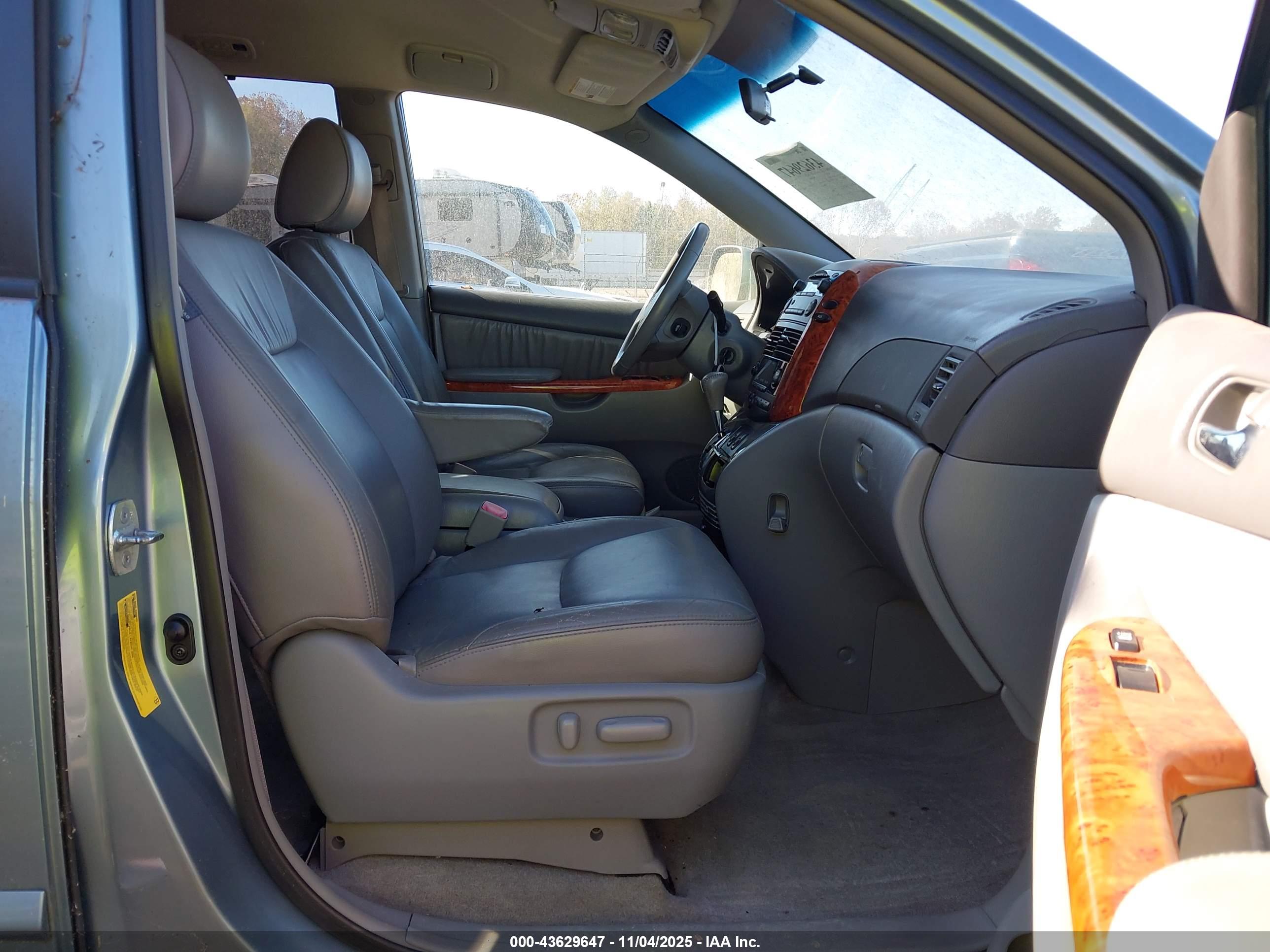 TOYOTA SIENNA image 5