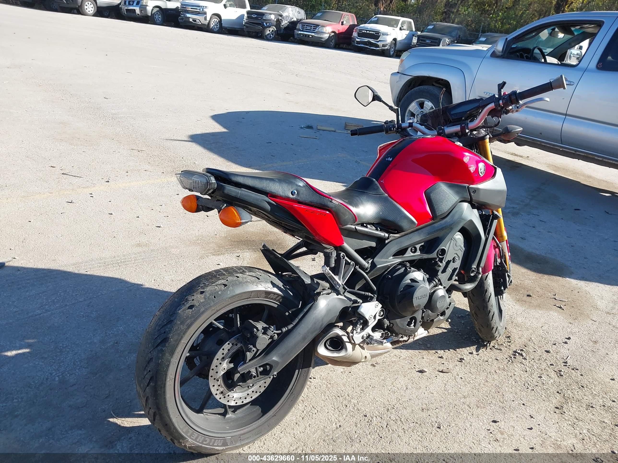 YAMAHA FZ09 image 4