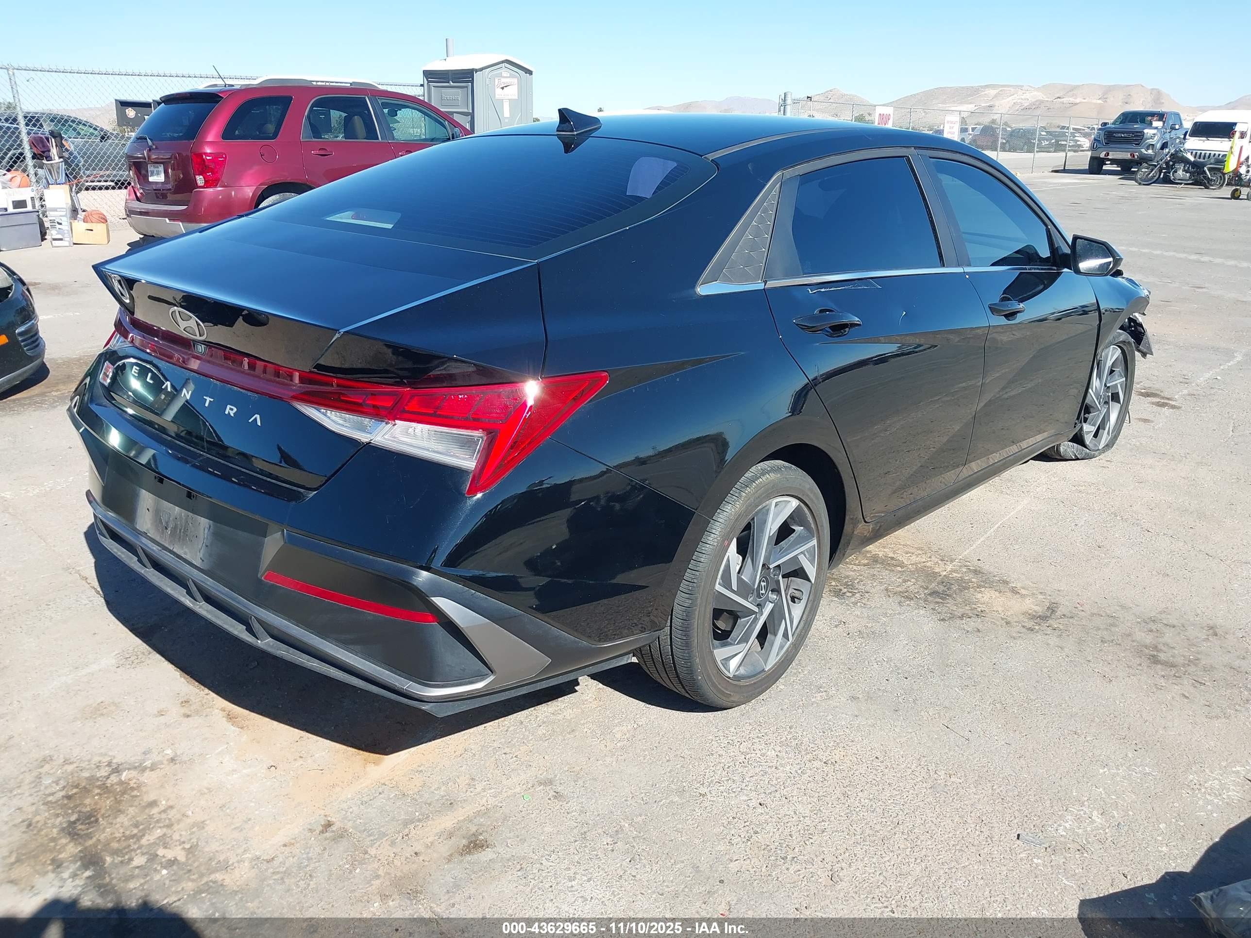 HYUNDAI ELANTRA image 4