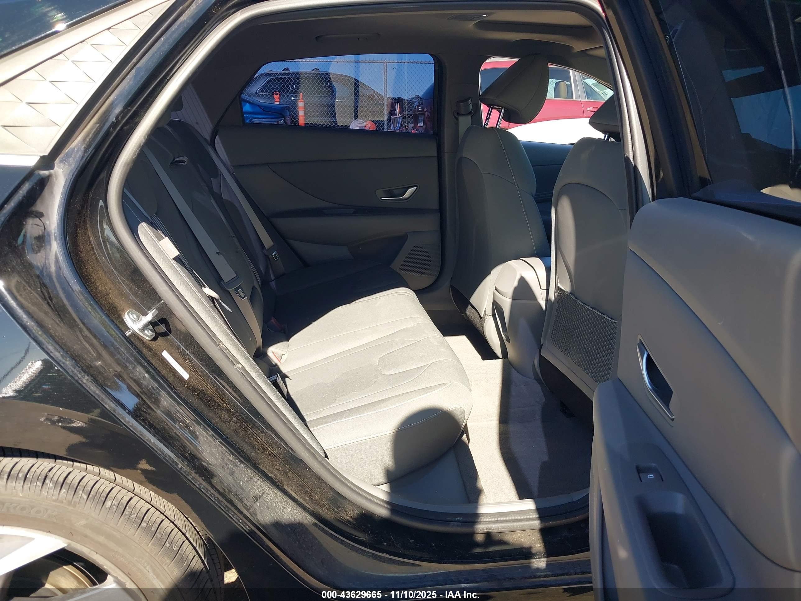 HYUNDAI ELANTRA image 8