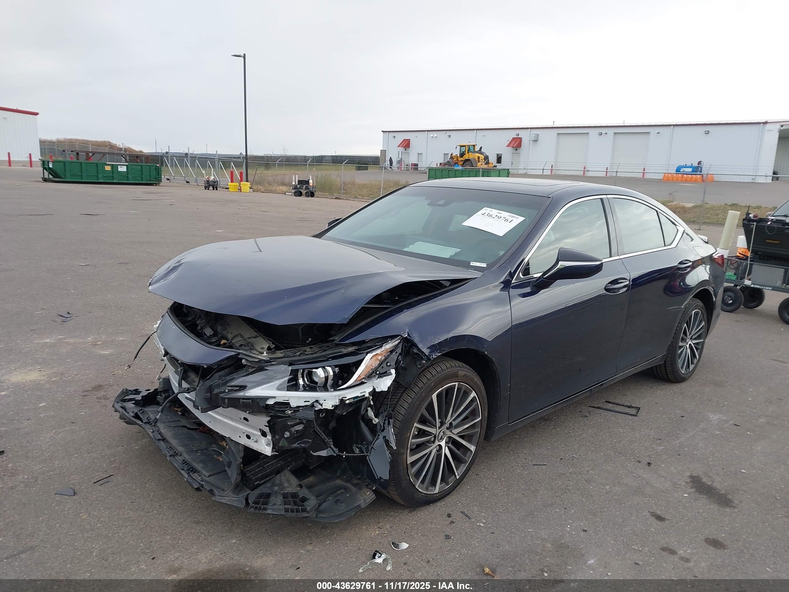 LEXUS ES image 2
