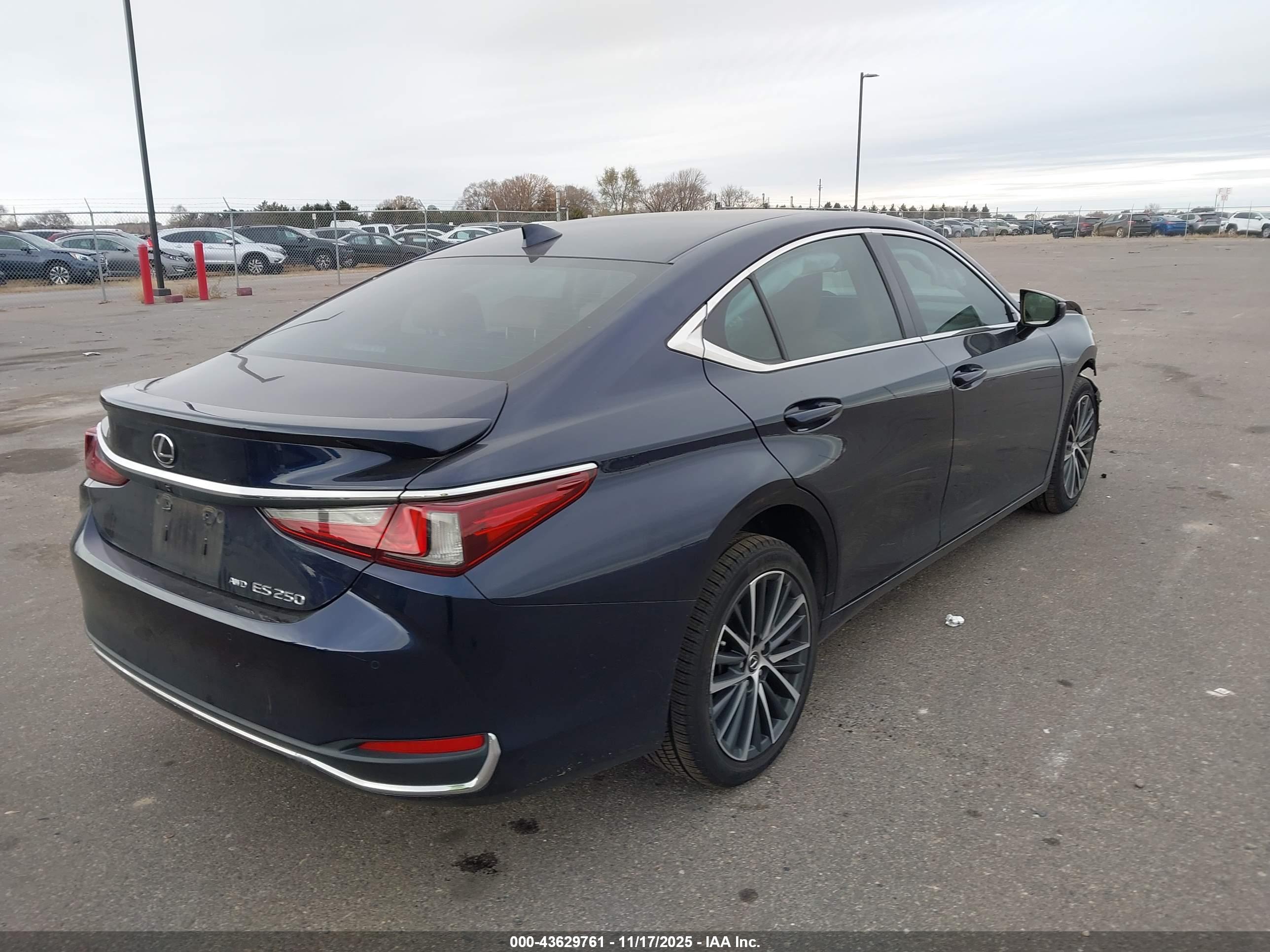 LEXUS ES image 4