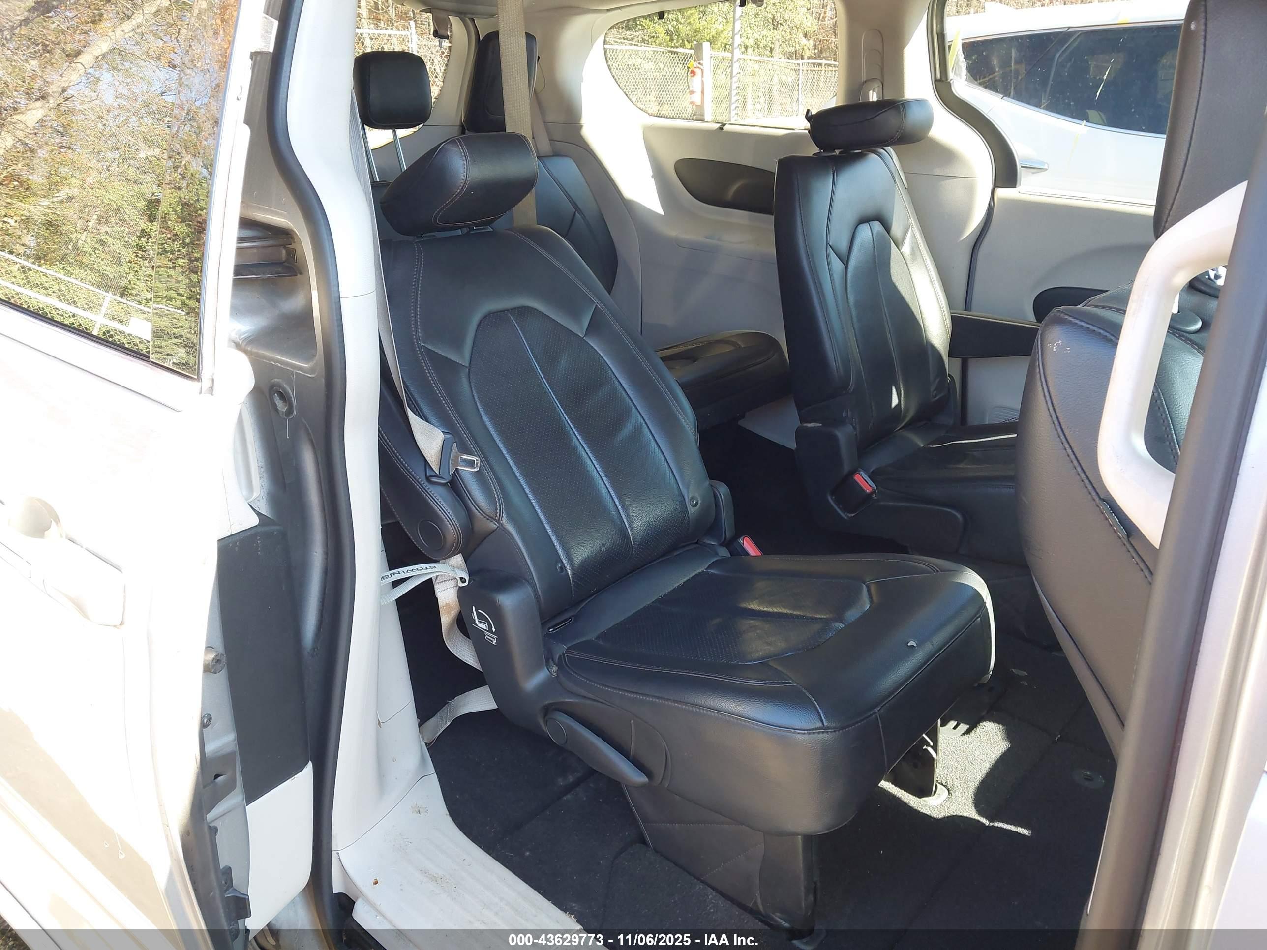 CHRYSLER PACIFICA image 8