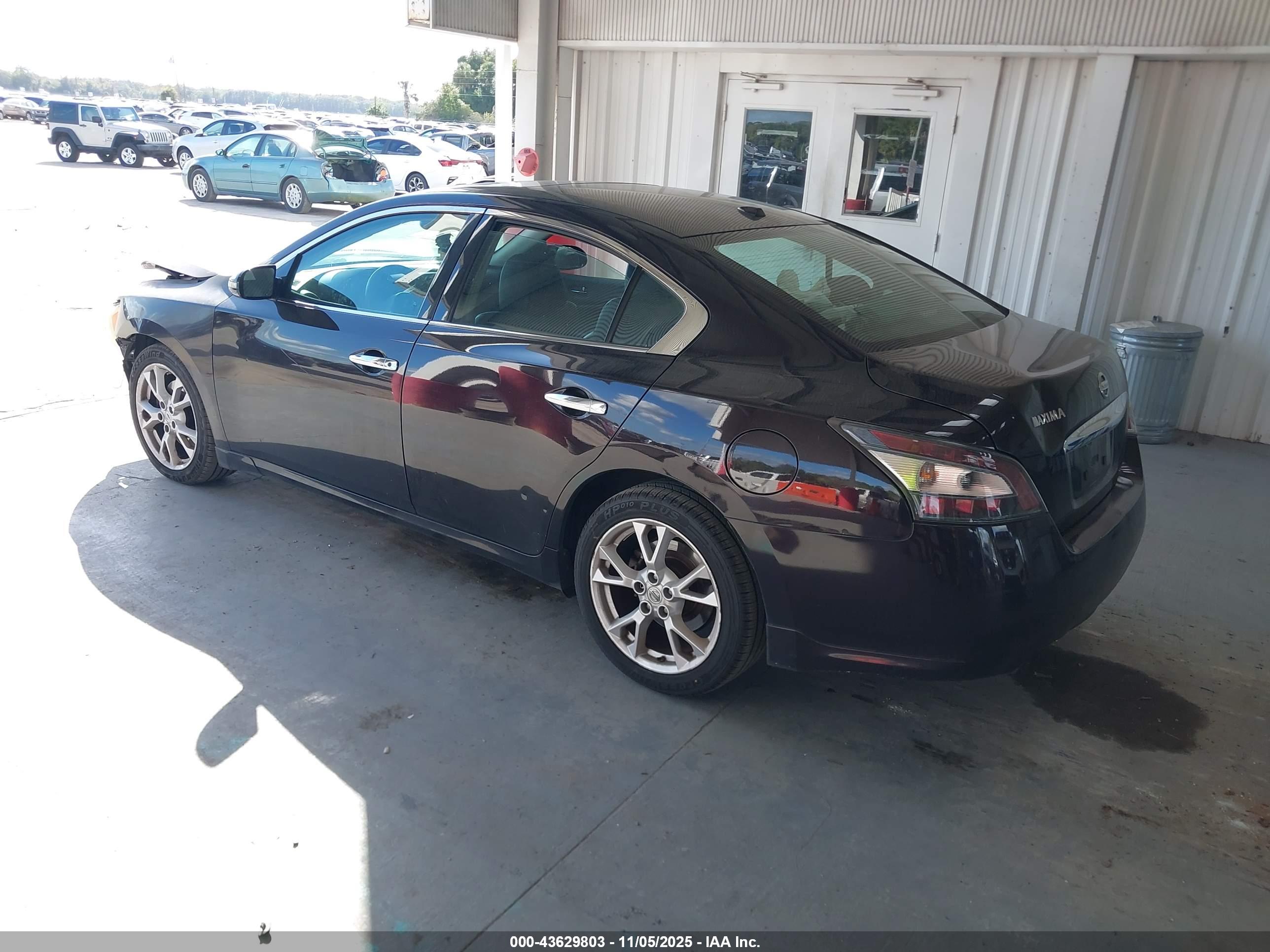 NISSAN MAXIMA image 3