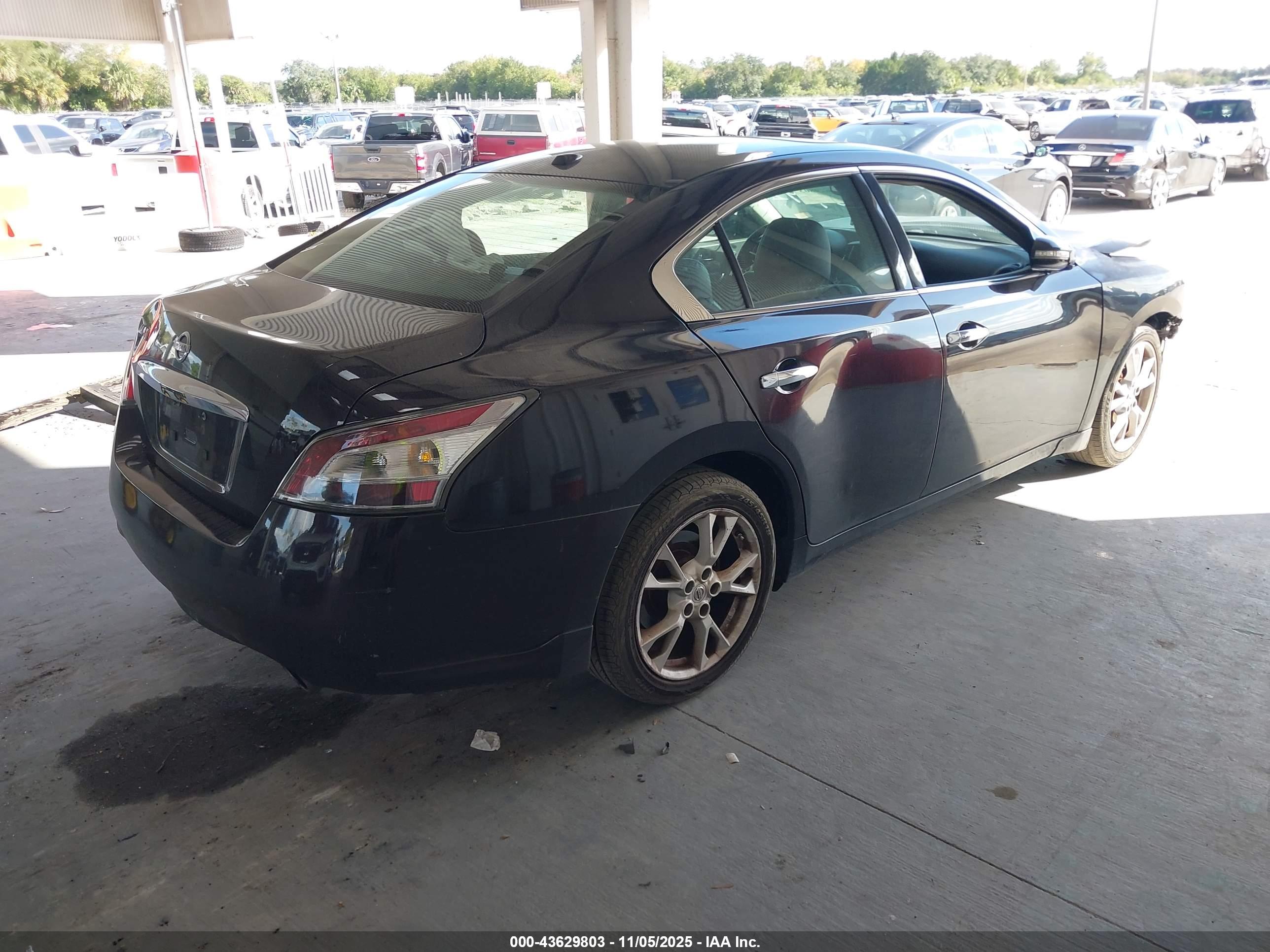 NISSAN MAXIMA image 4
