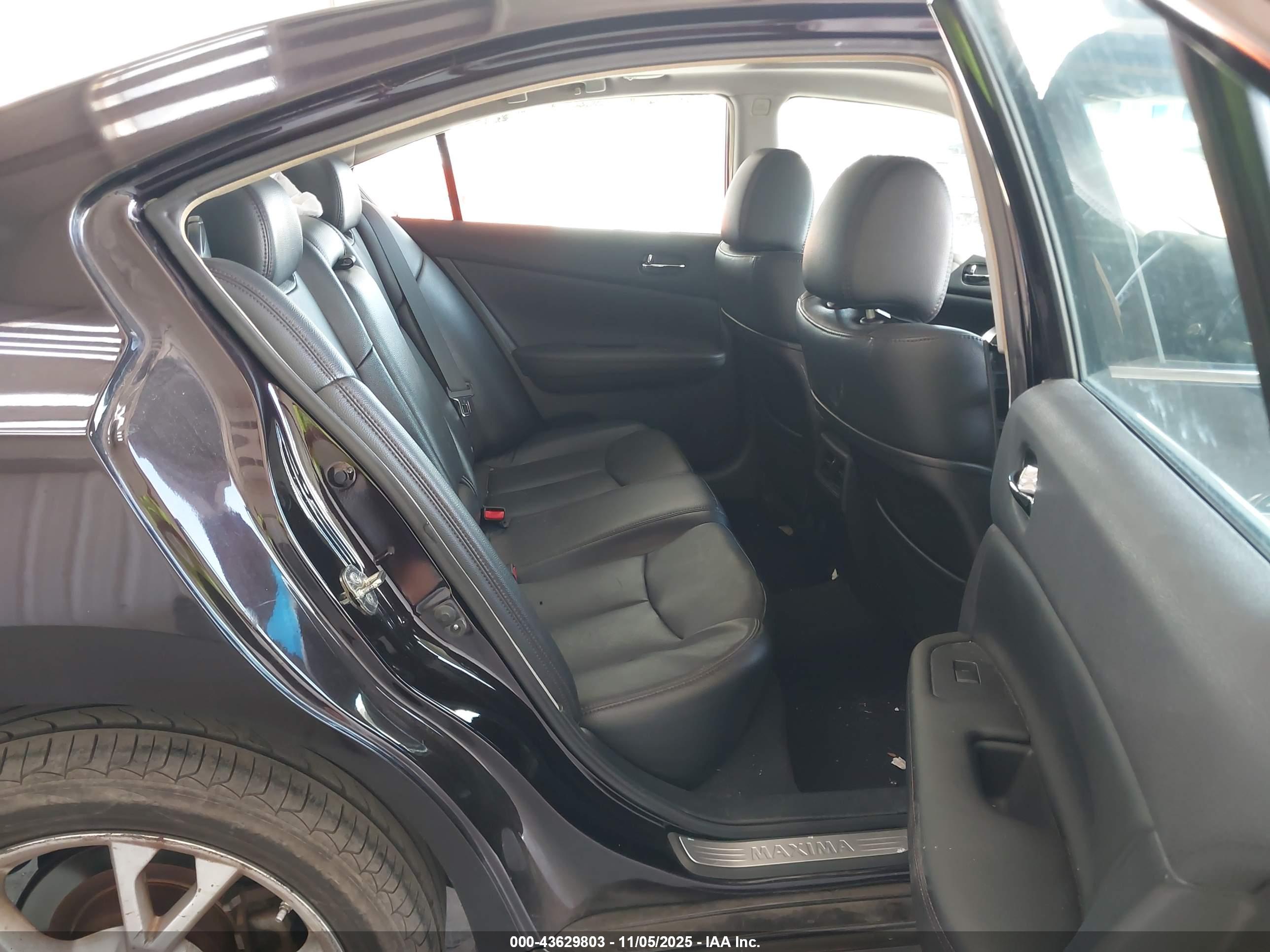 NISSAN MAXIMA image 8