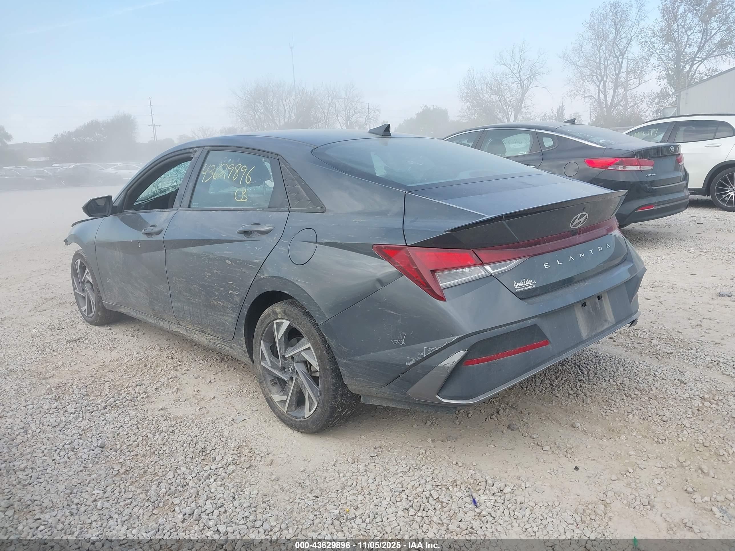 HYUNDAI ELANTRA image 3