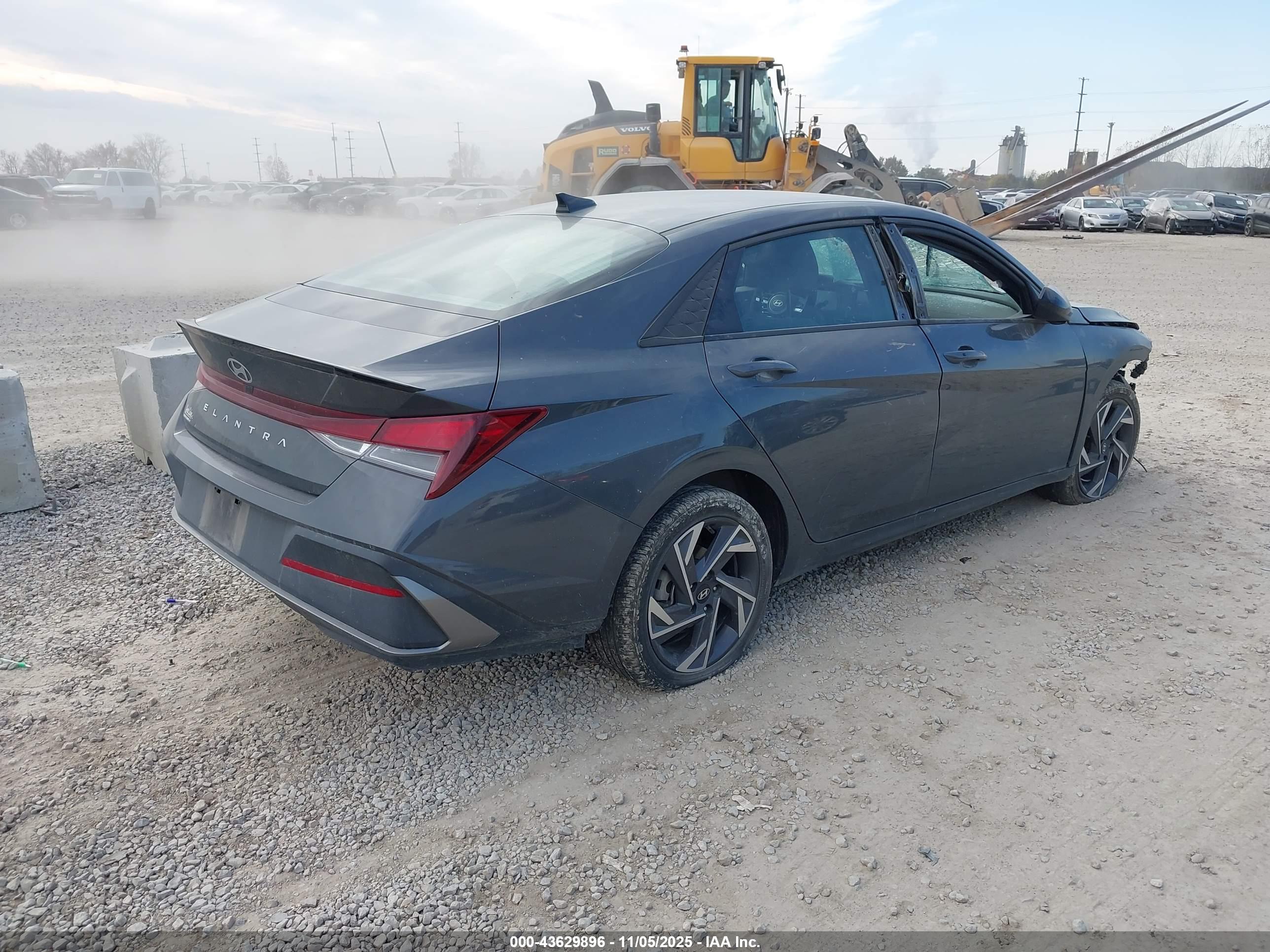 HYUNDAI ELANTRA image 4