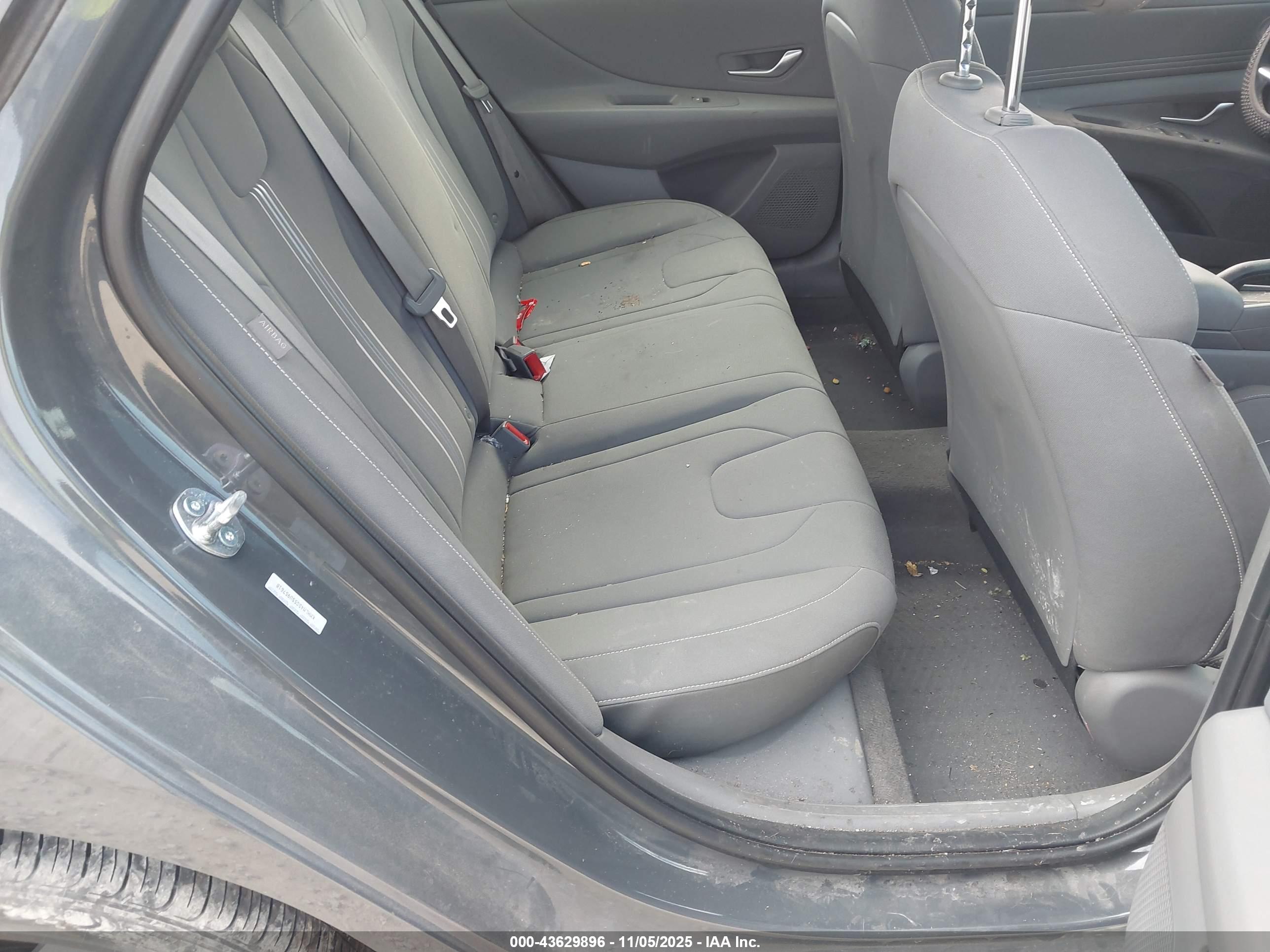 HYUNDAI ELANTRA image 8