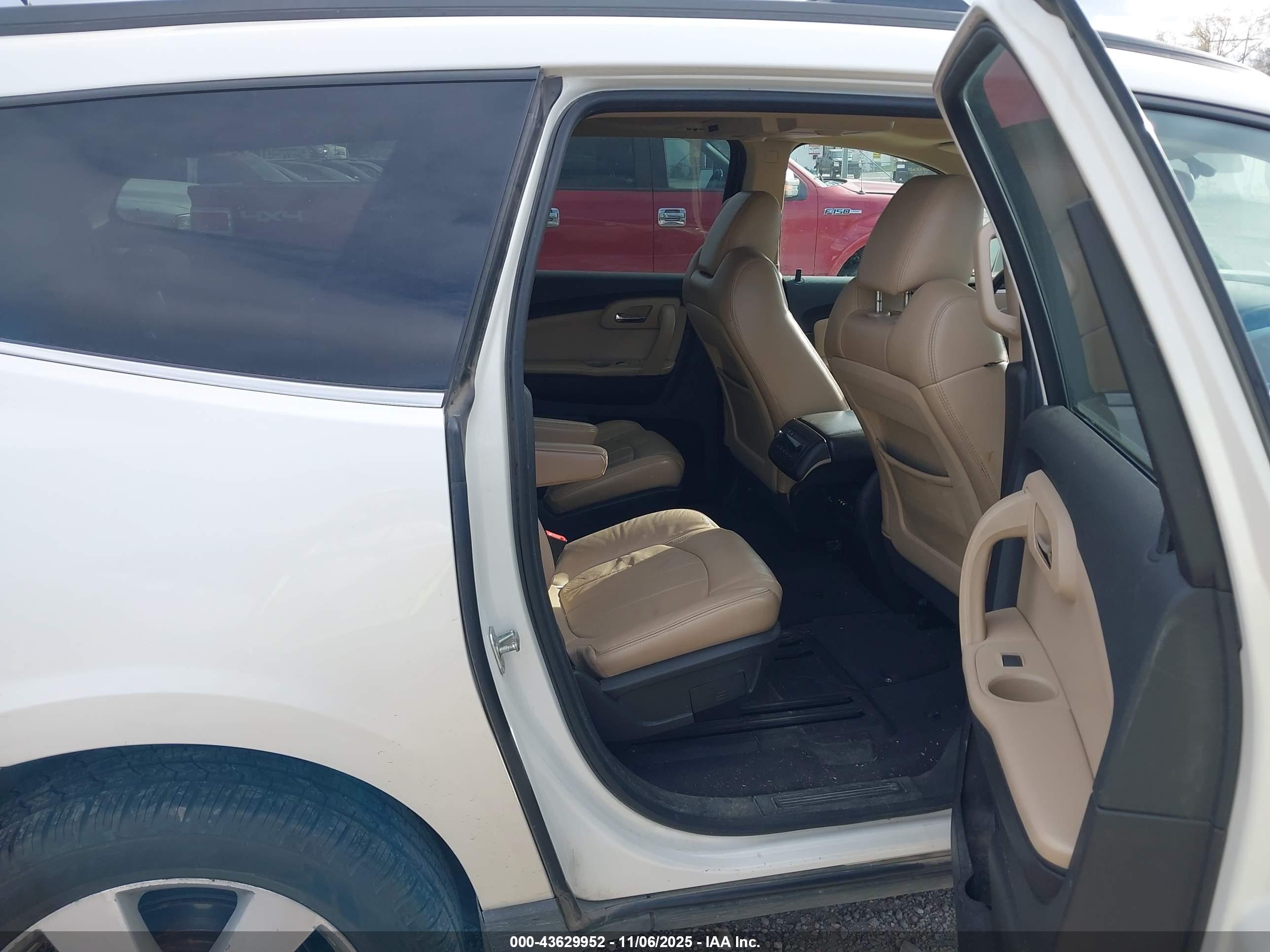 CHEVROLET TRAVERSE image 8