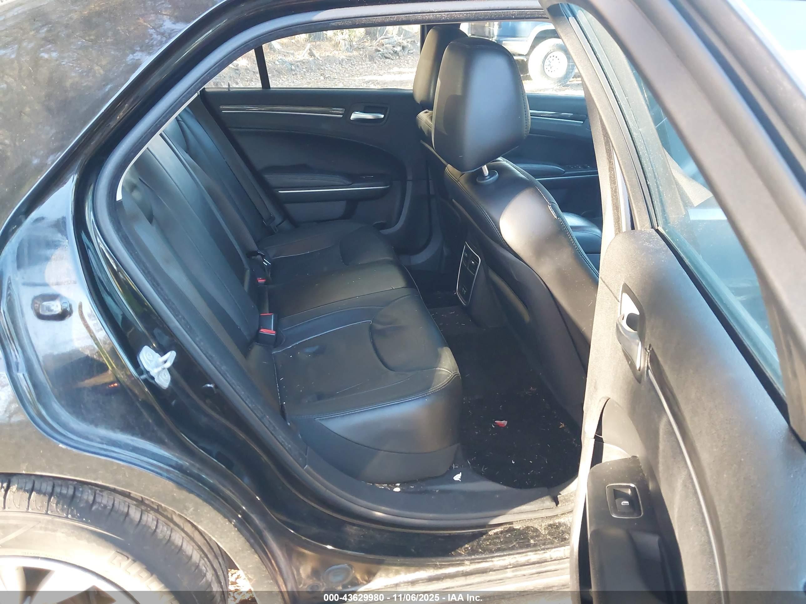 CHRYSLER 300 image 8