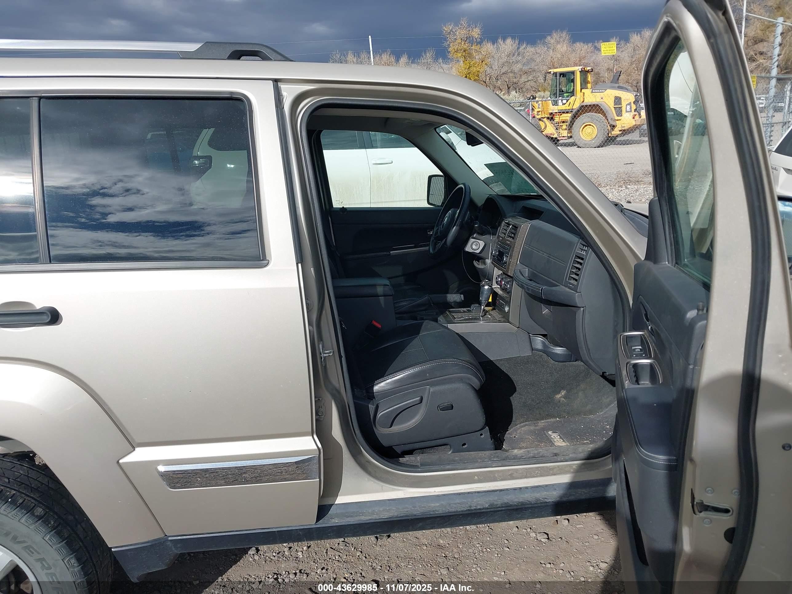 JEEP LIBERTY image 5
