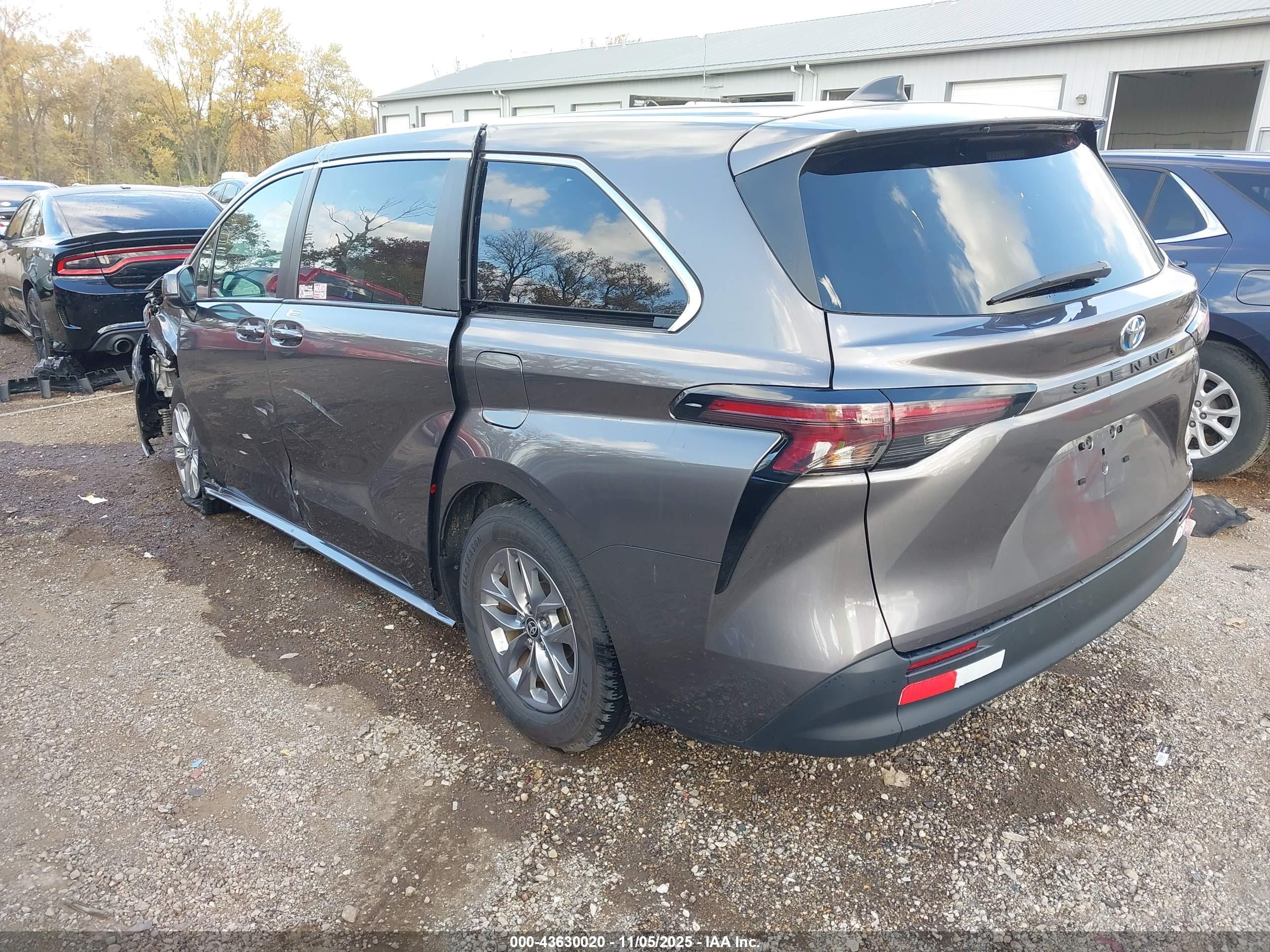 TOYOTA SIENNA image 3