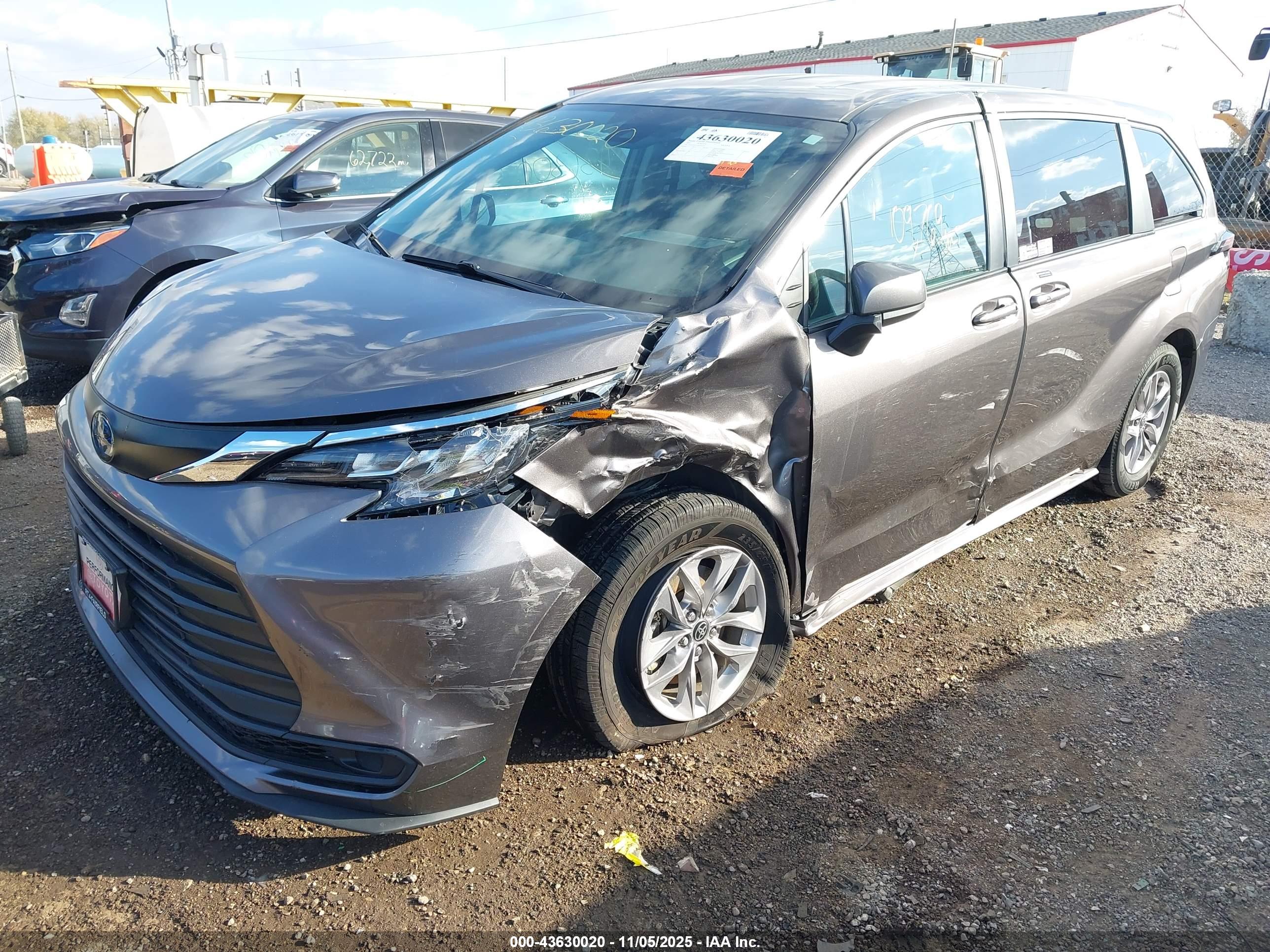 TOYOTA SIENNA image 6