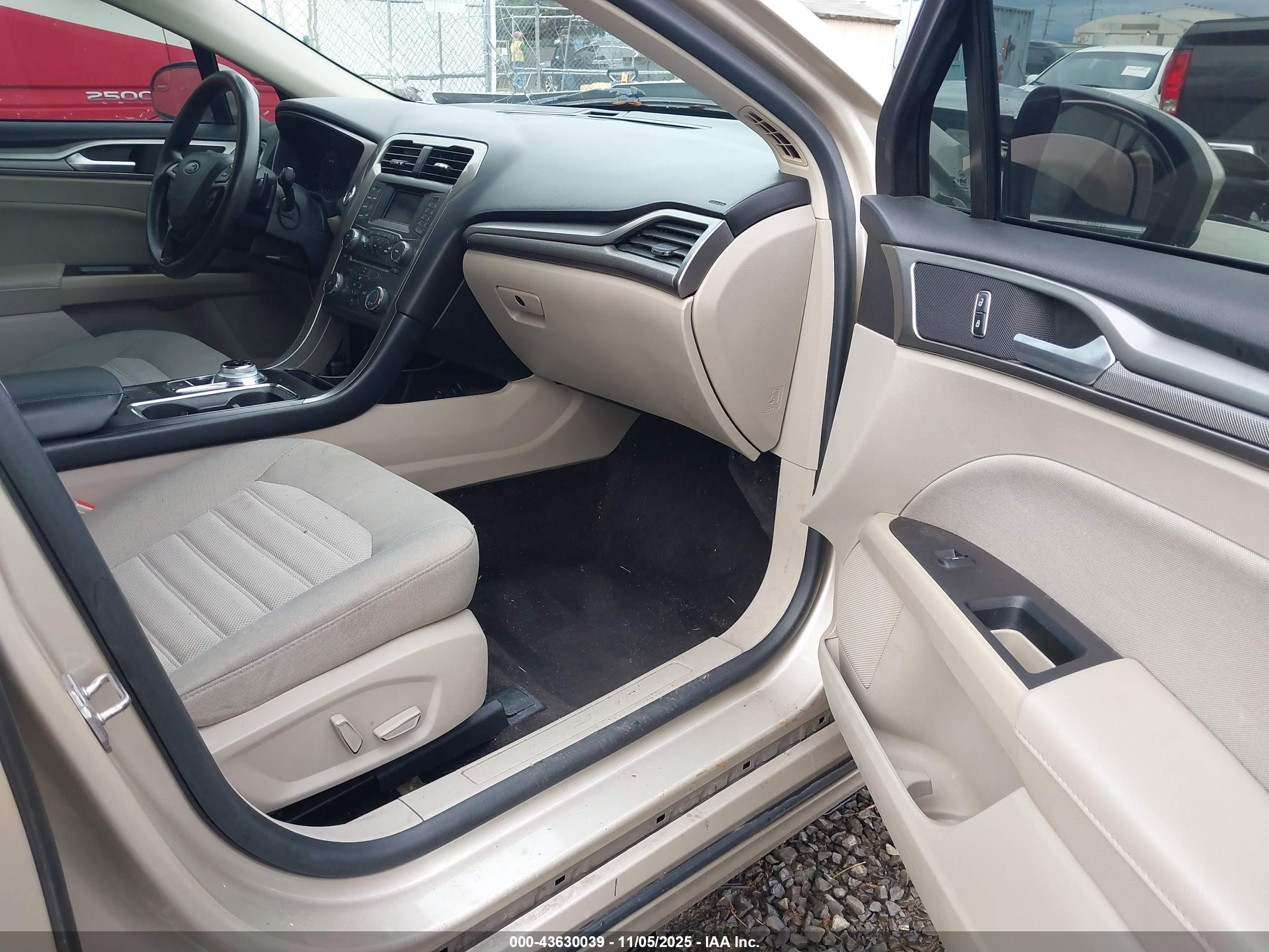 FORD FUSION image 5