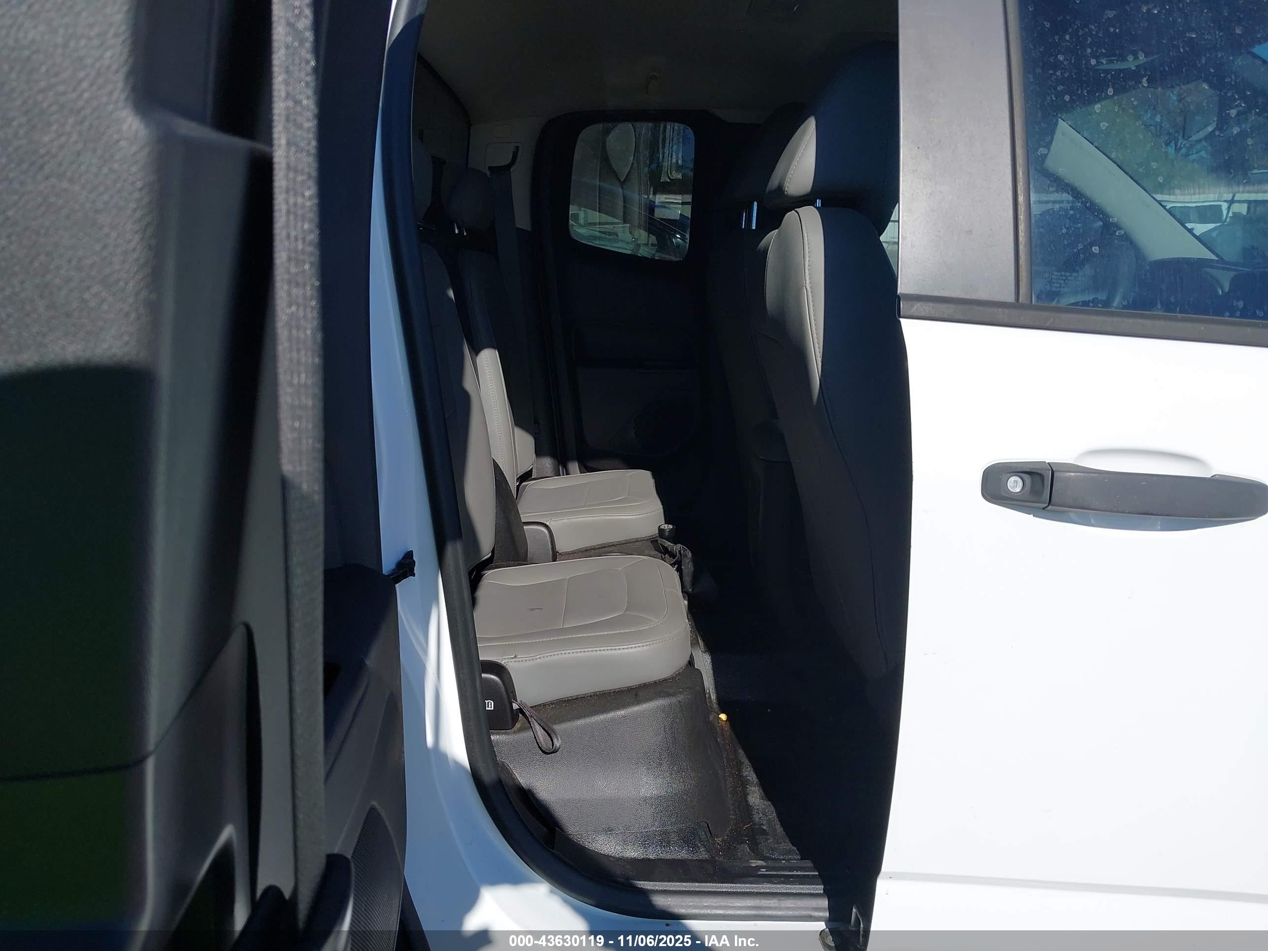 CHEVROLET COLORADO image 8