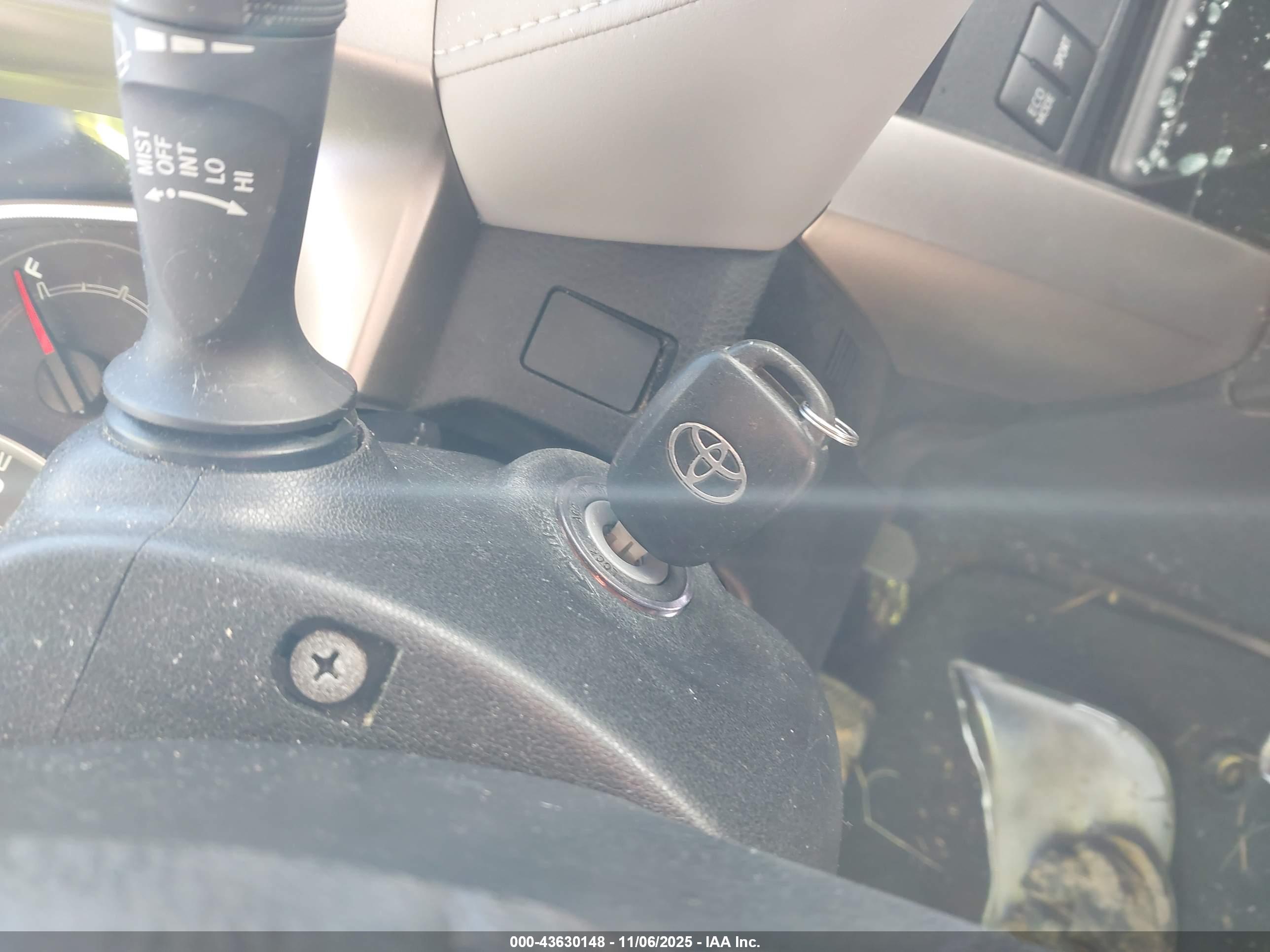 TOYOTA RAV4 image 11