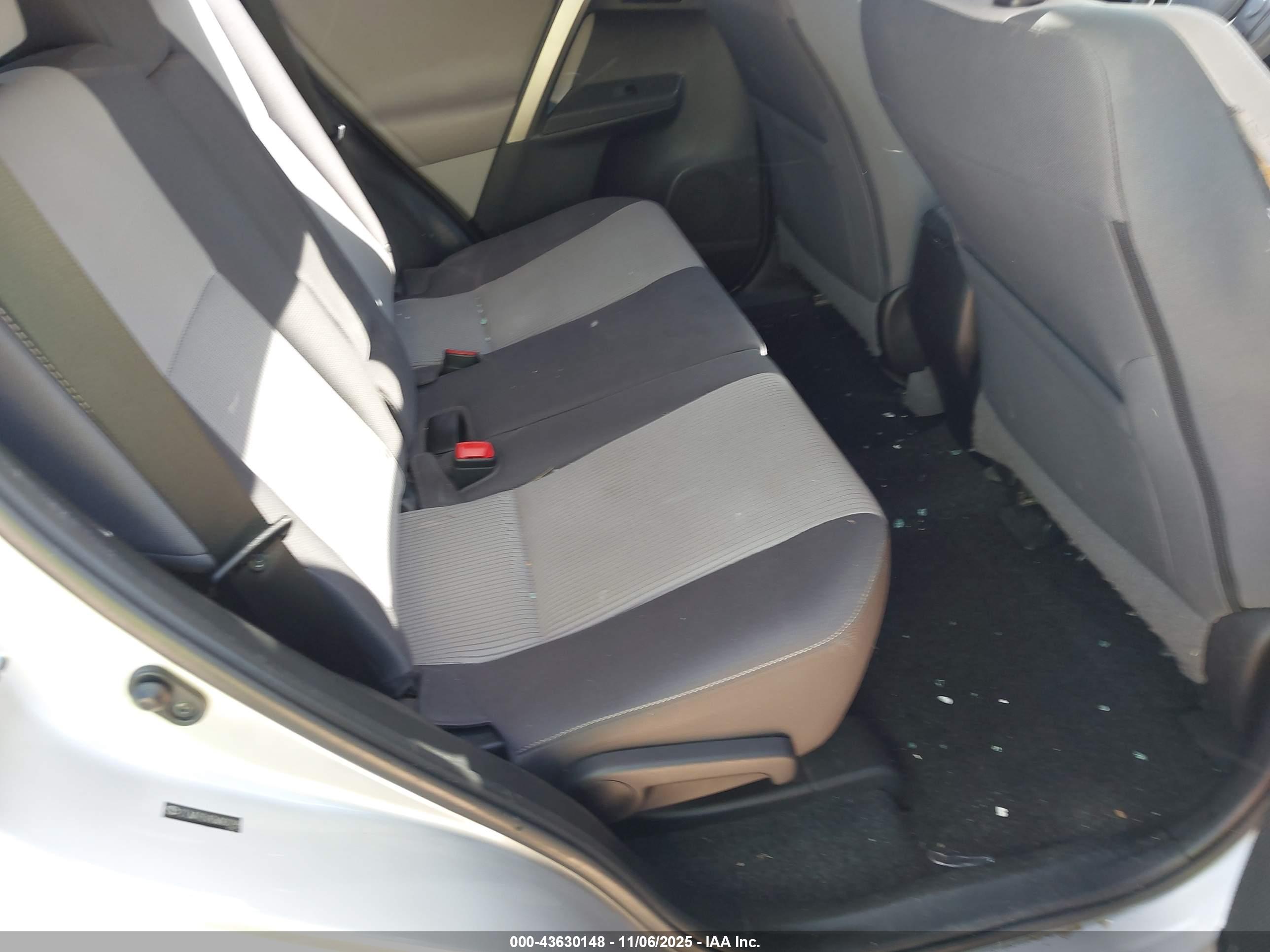 TOYOTA RAV4 image 8