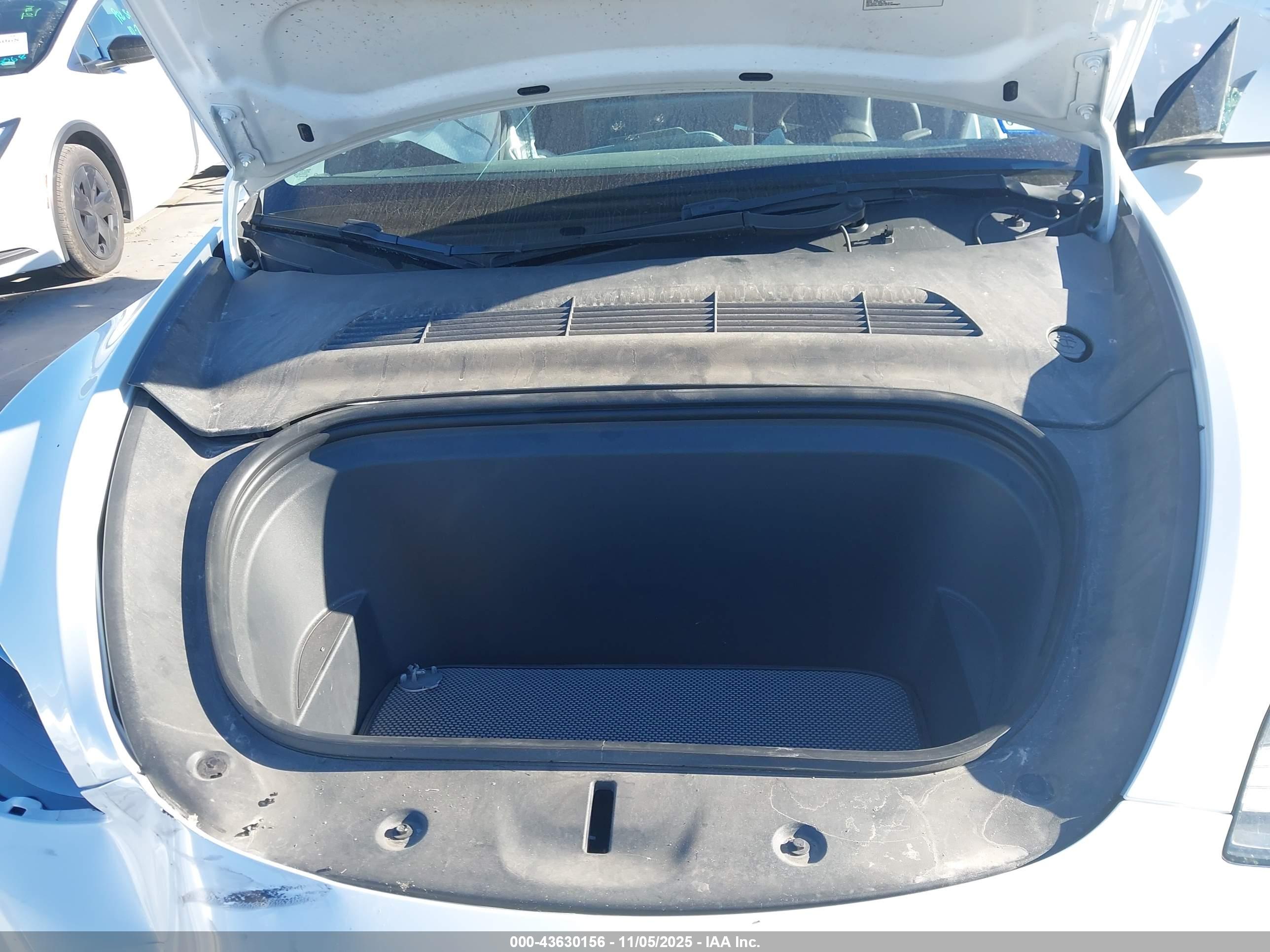 TESLA MODEL image 10
