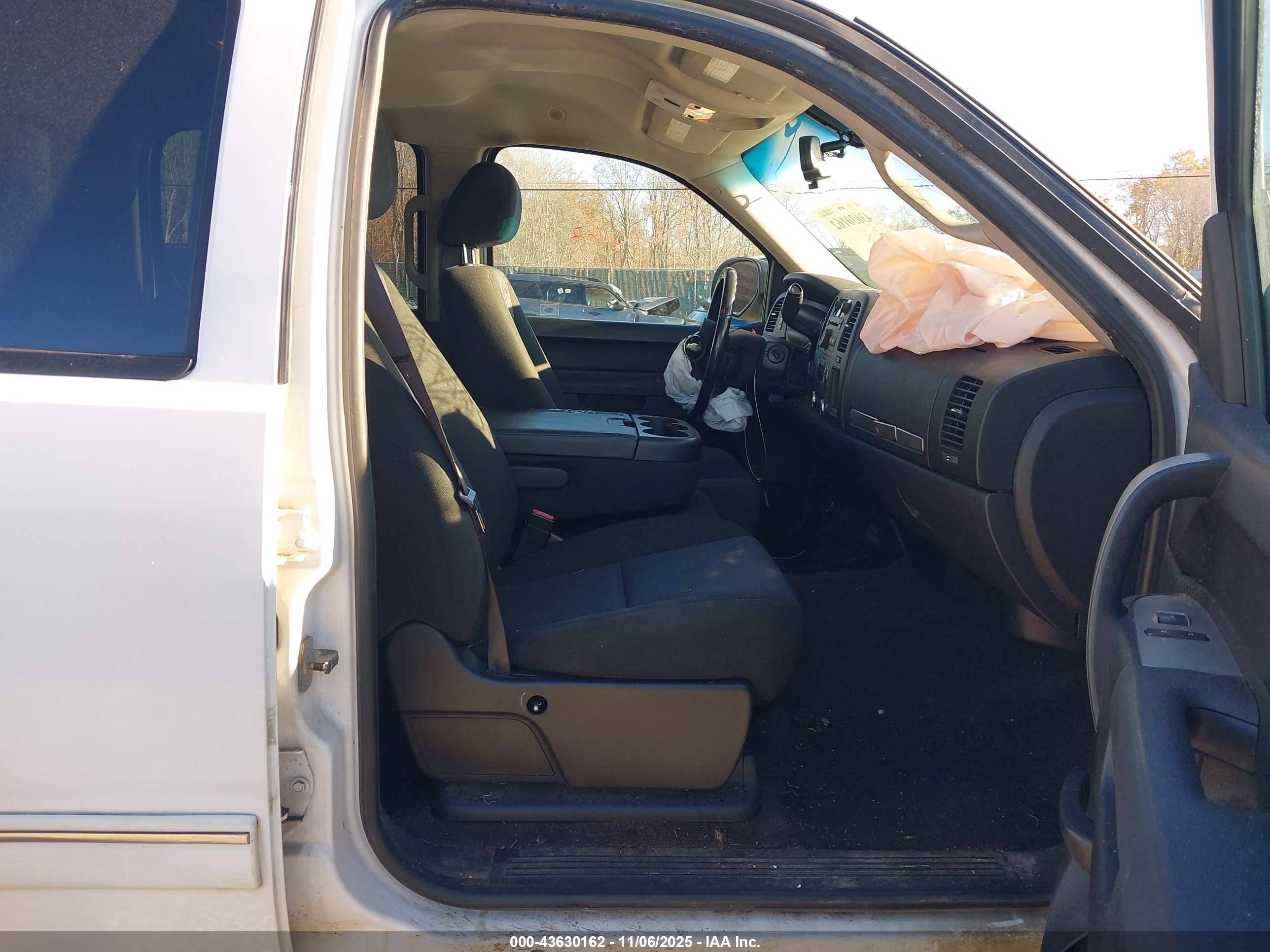 CHEVROLET SILVERADO image 5