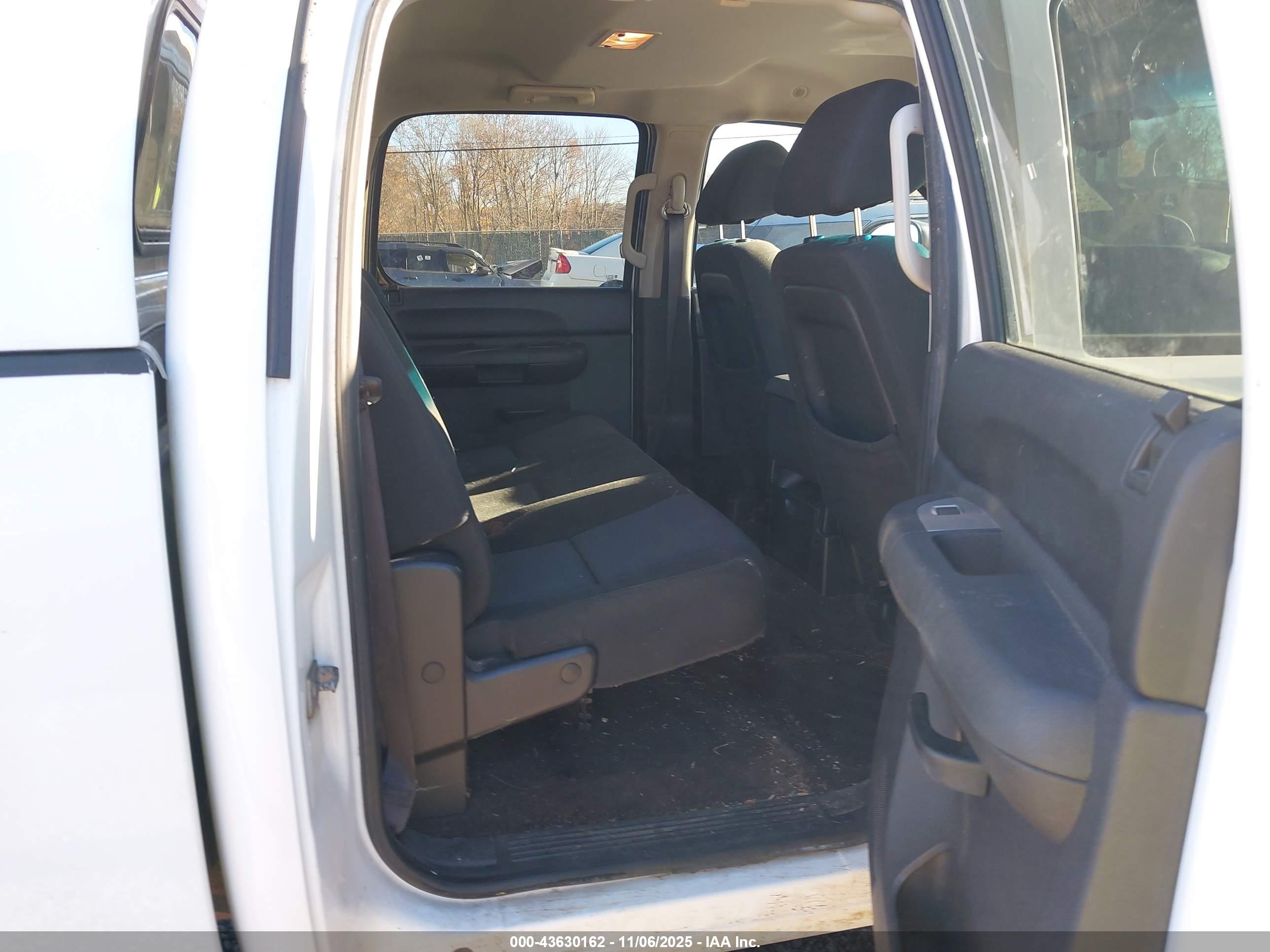 CHEVROLET SILVERADO image 8