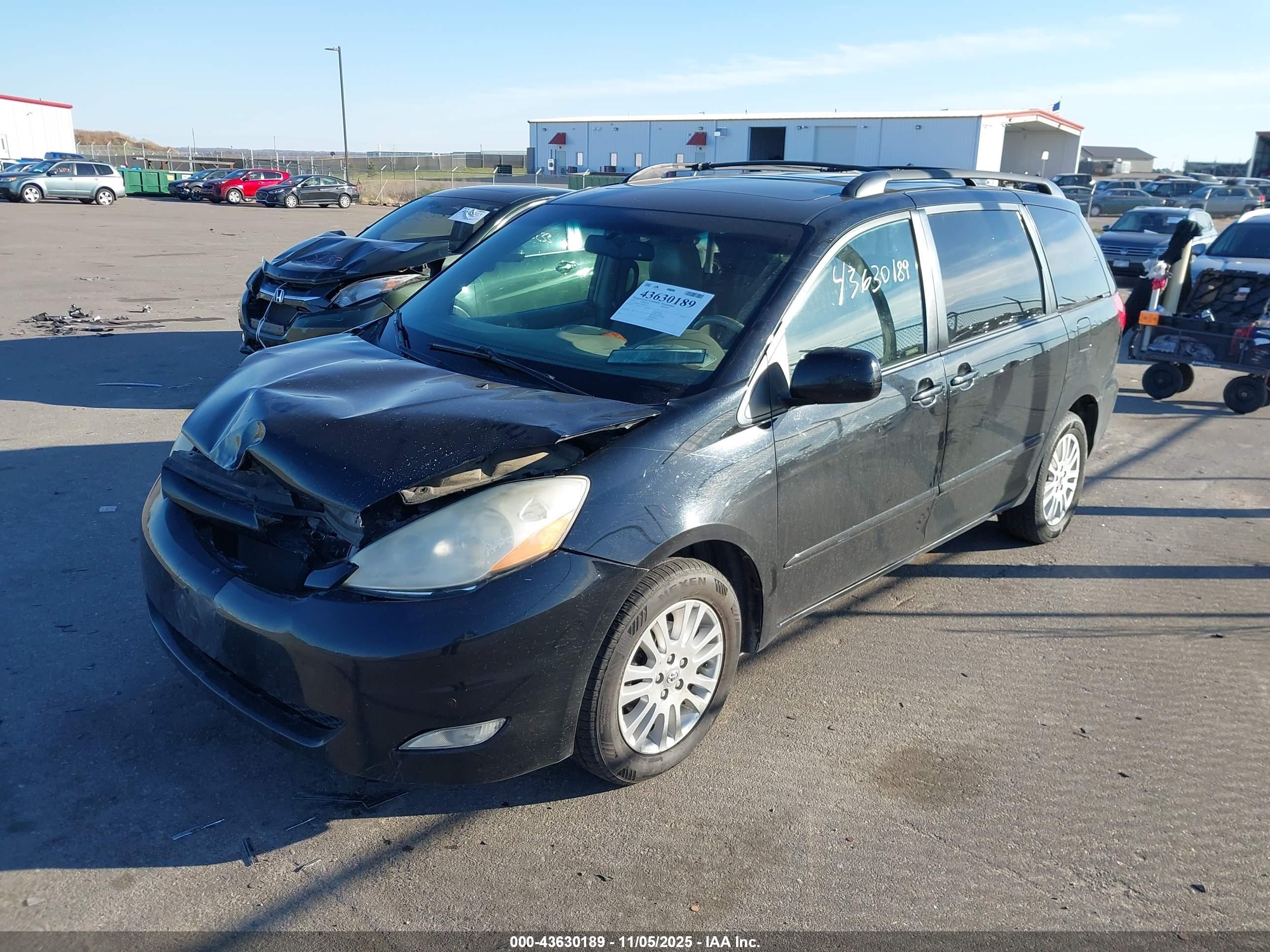 TOYOTA SIENNA image 2