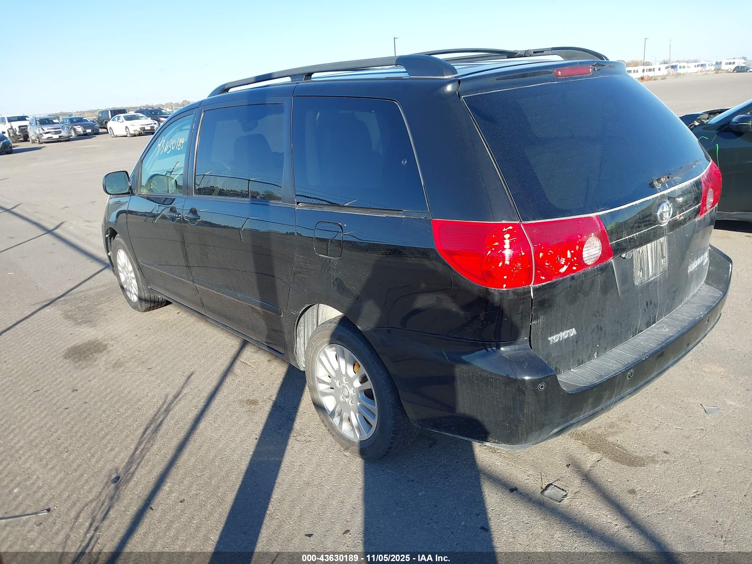 TOYOTA SIENNA image 3