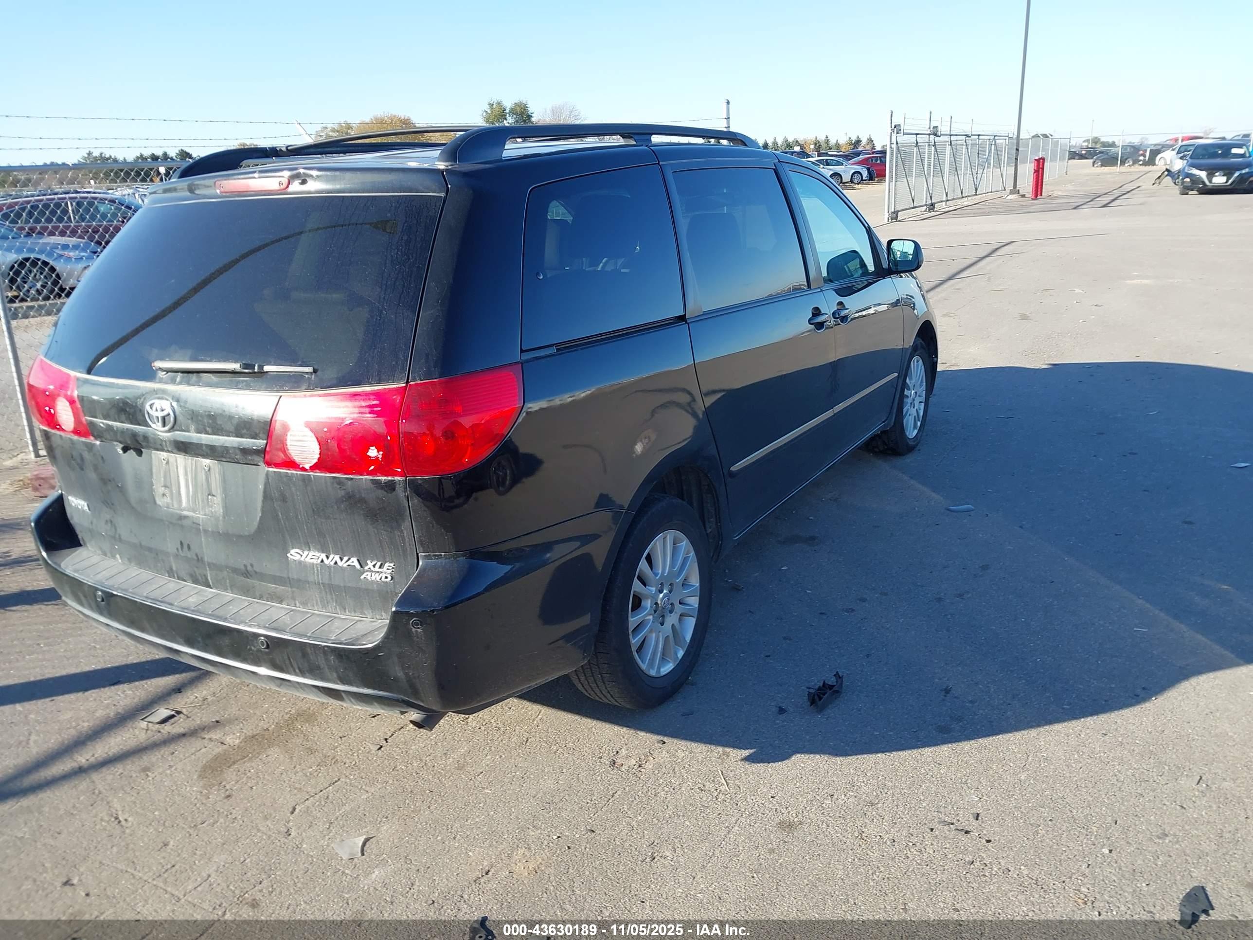 TOYOTA SIENNA image 4