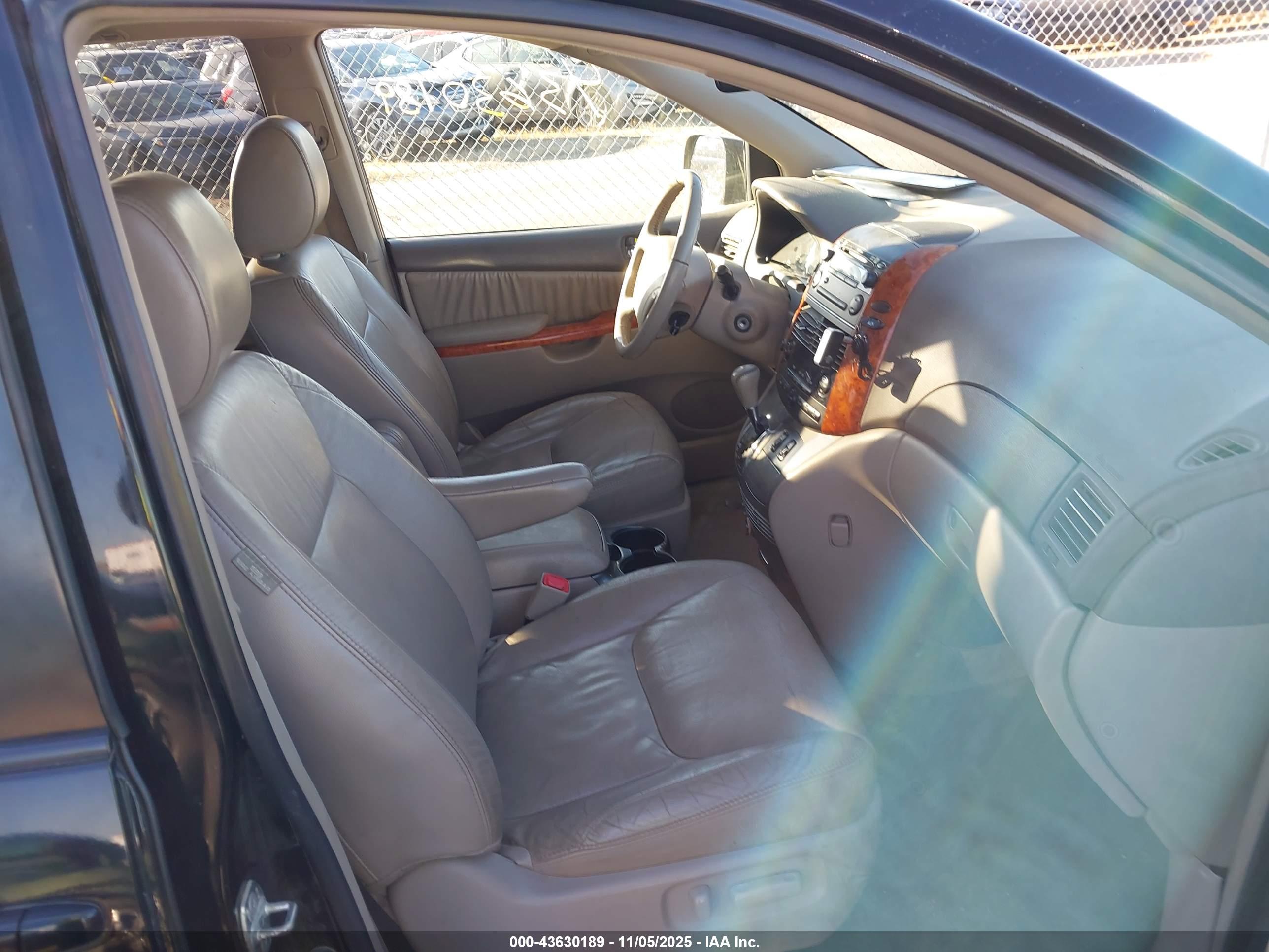 TOYOTA SIENNA image 5