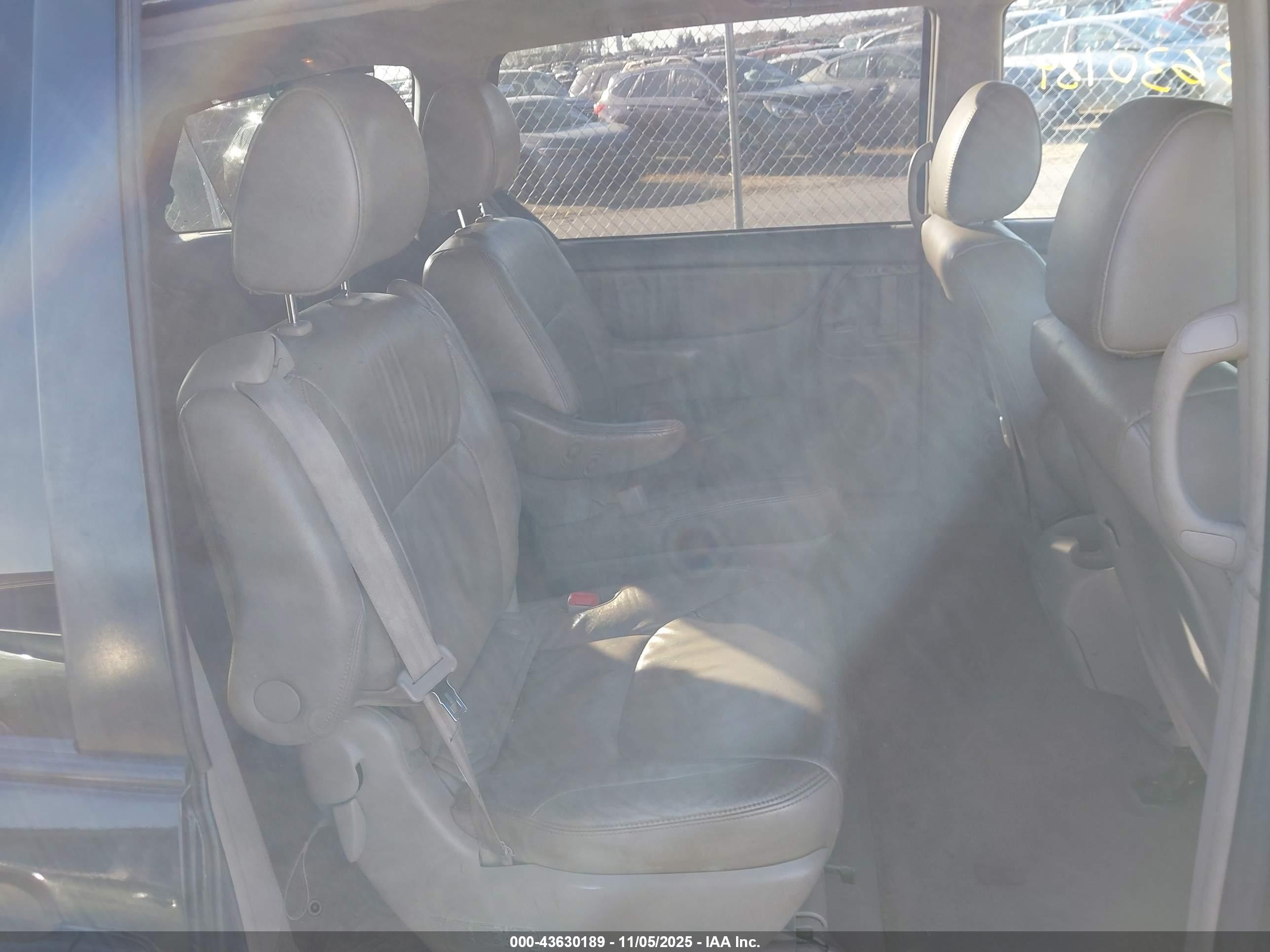 TOYOTA SIENNA image 8