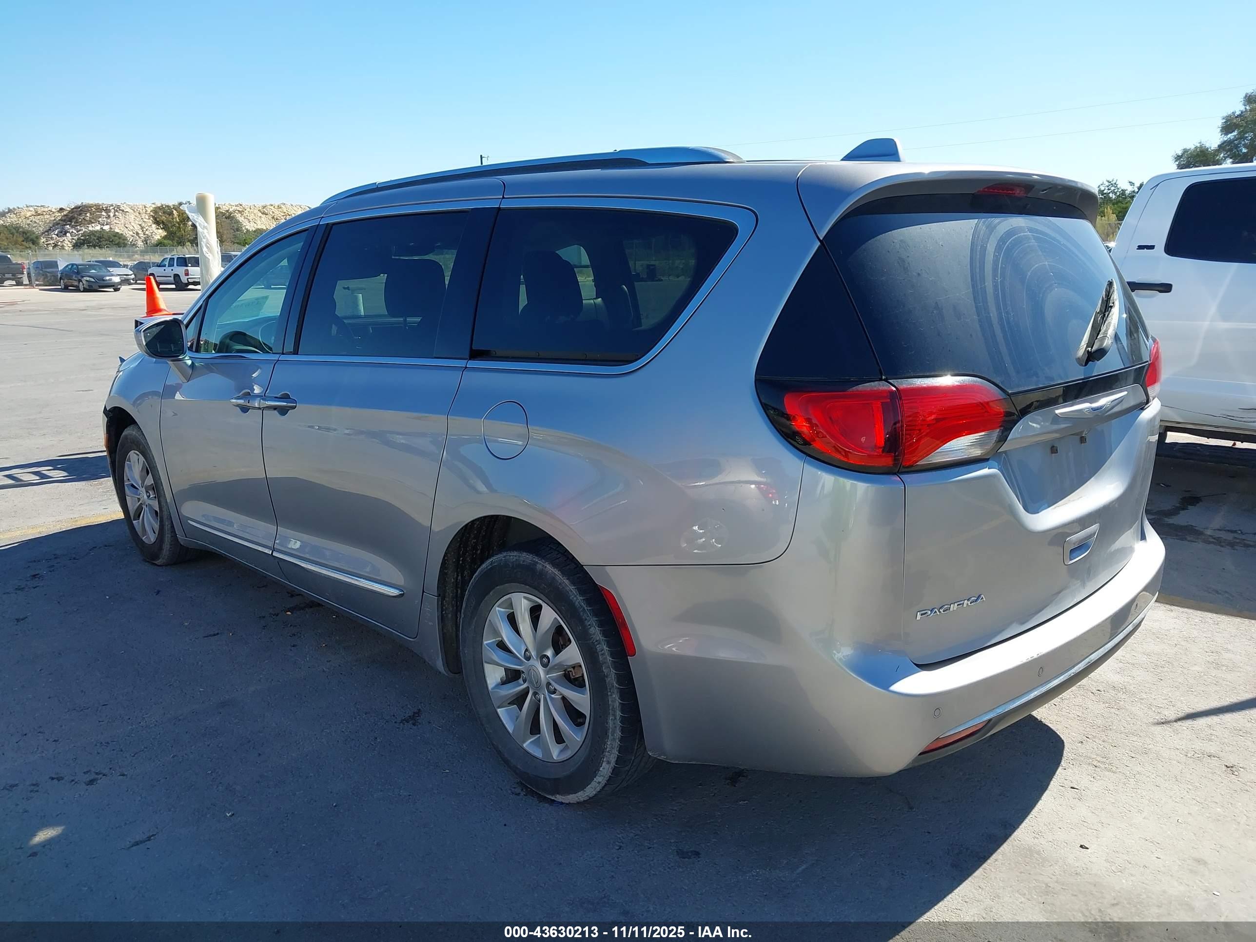 CHRYSLER PACIFICA image 3