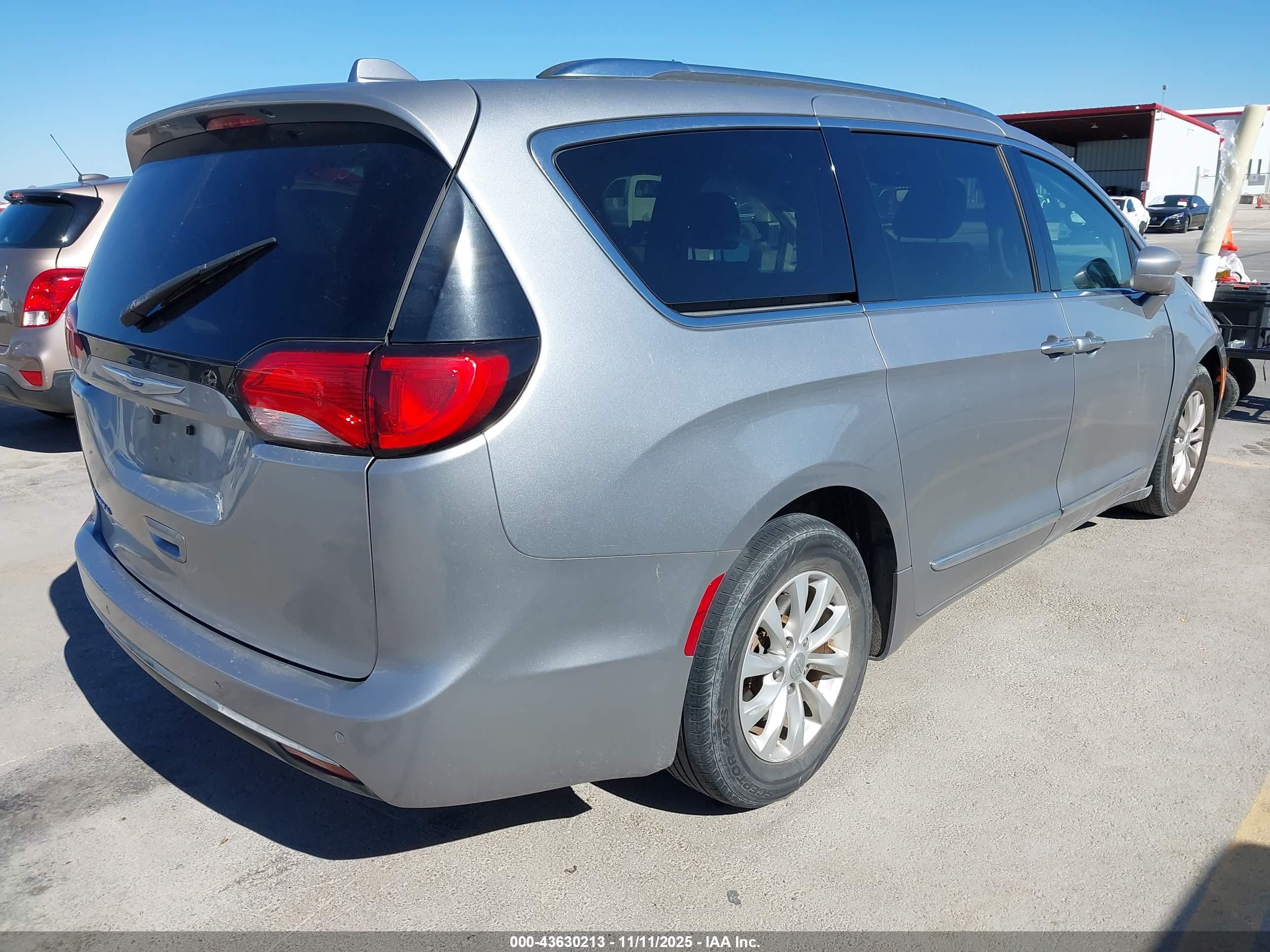 CHRYSLER PACIFICA image 4