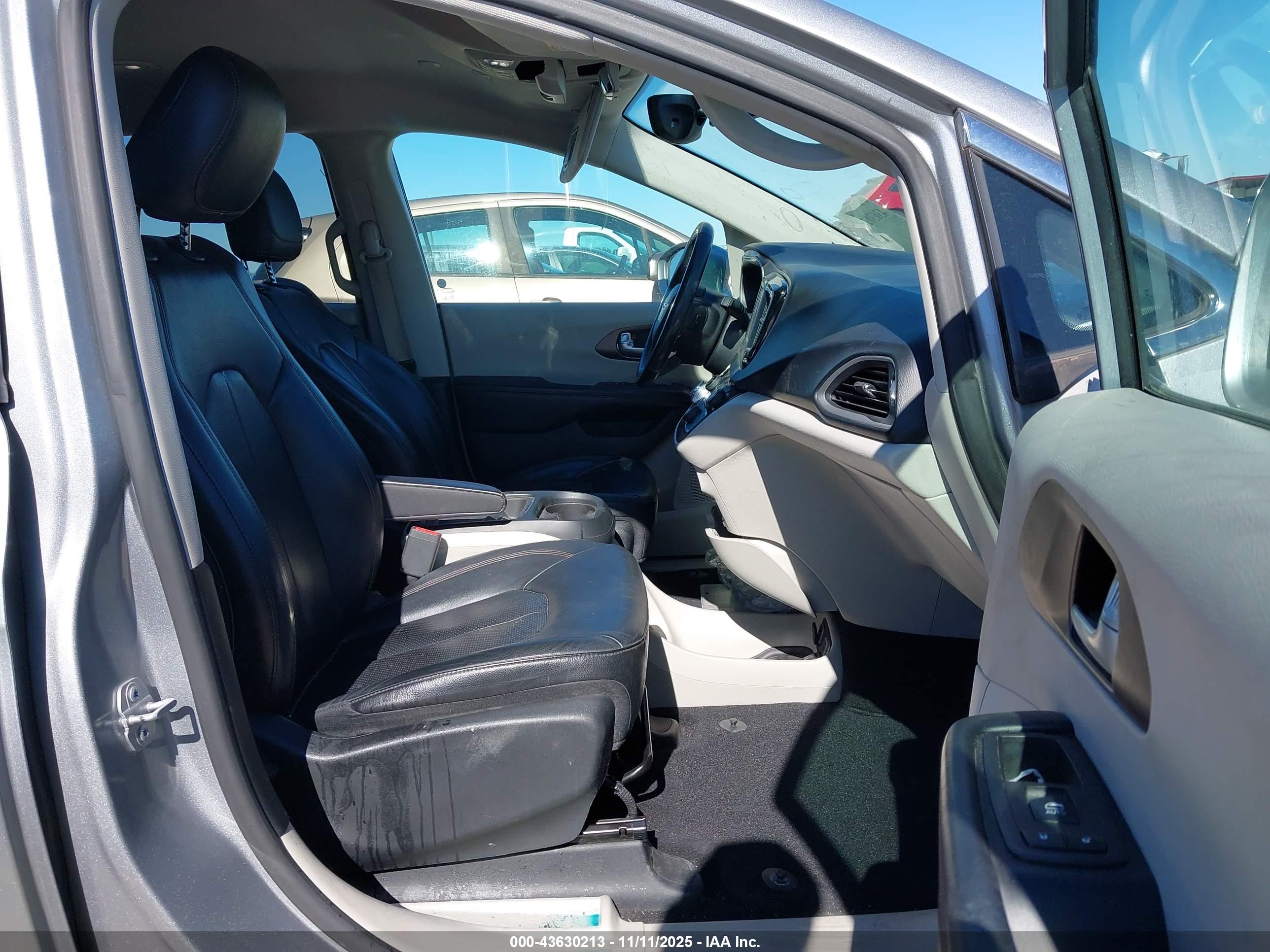 CHRYSLER PACIFICA image 5