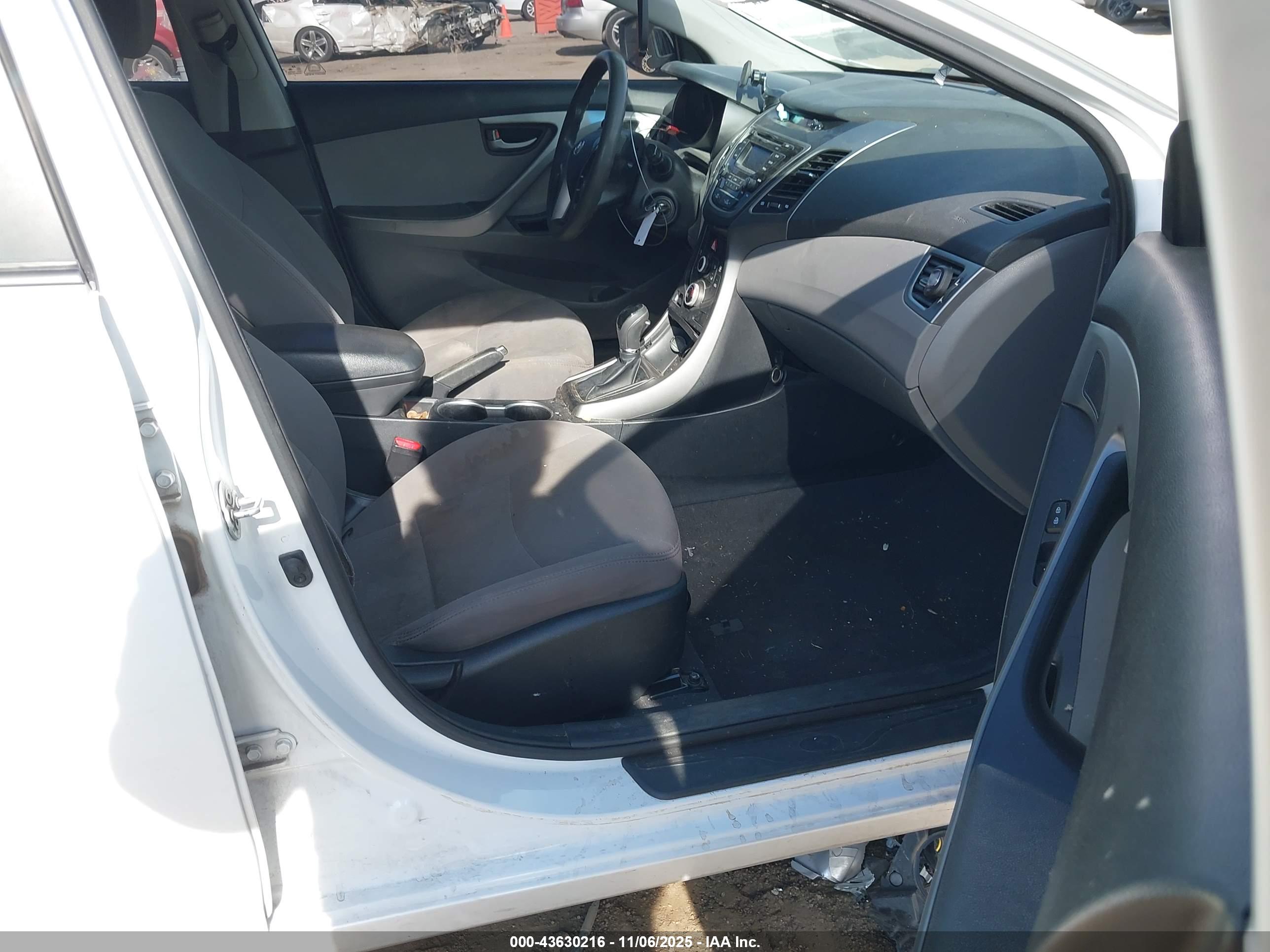 HYUNDAI ELANTRA image 5