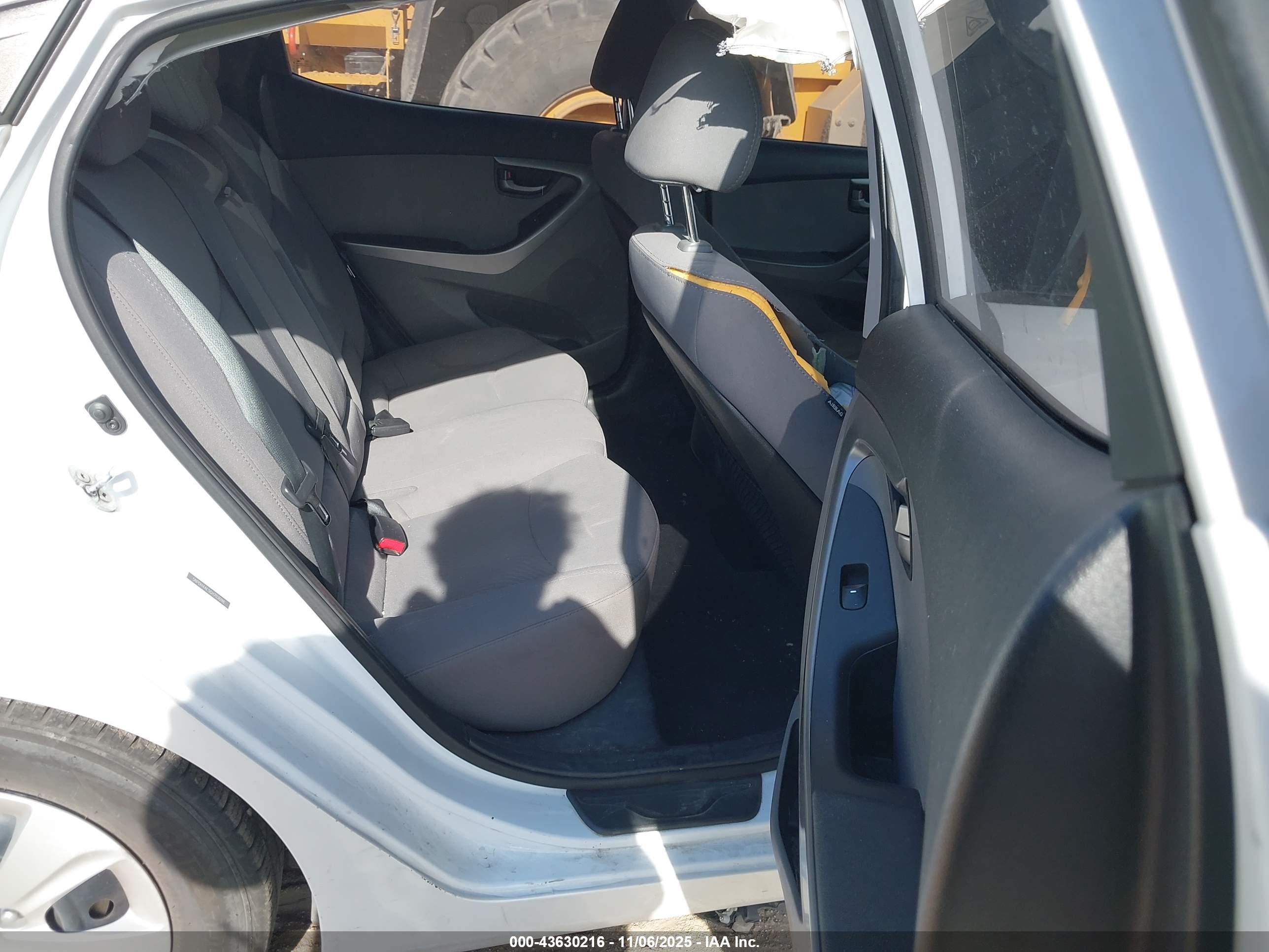 HYUNDAI ELANTRA image 8