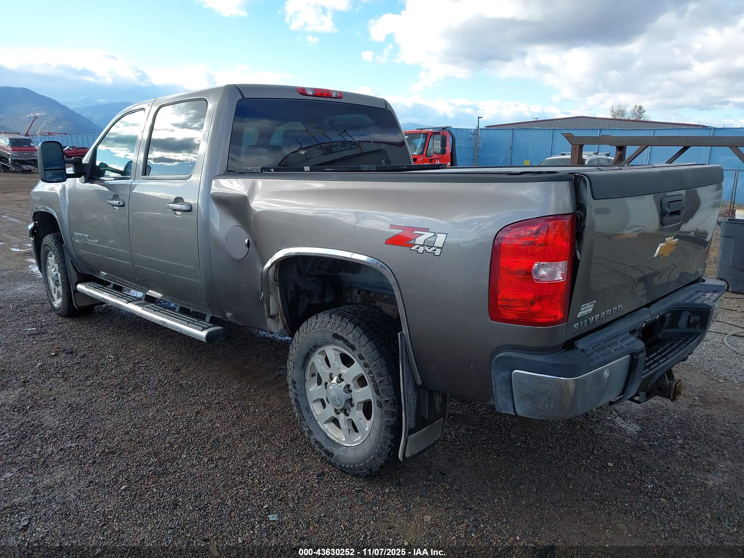 CHEVROLET SILVERADO image 3