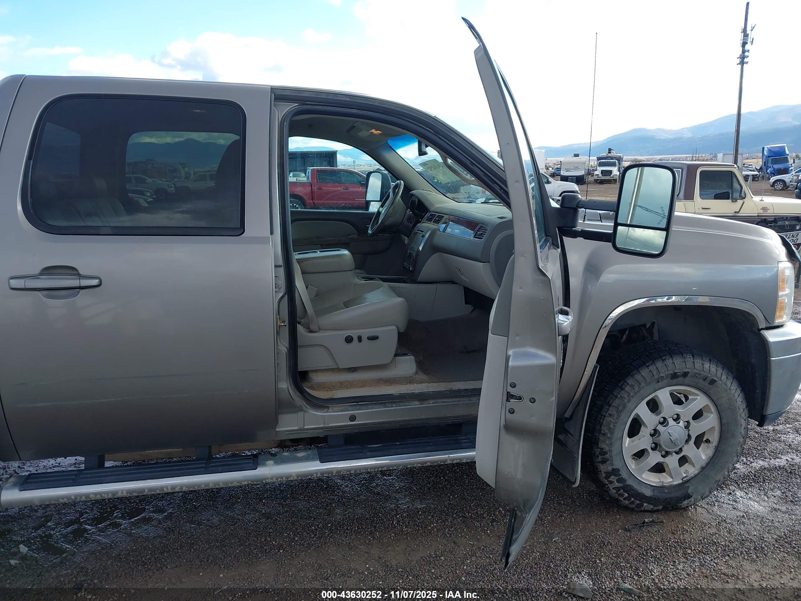 CHEVROLET SILVERADO image 5