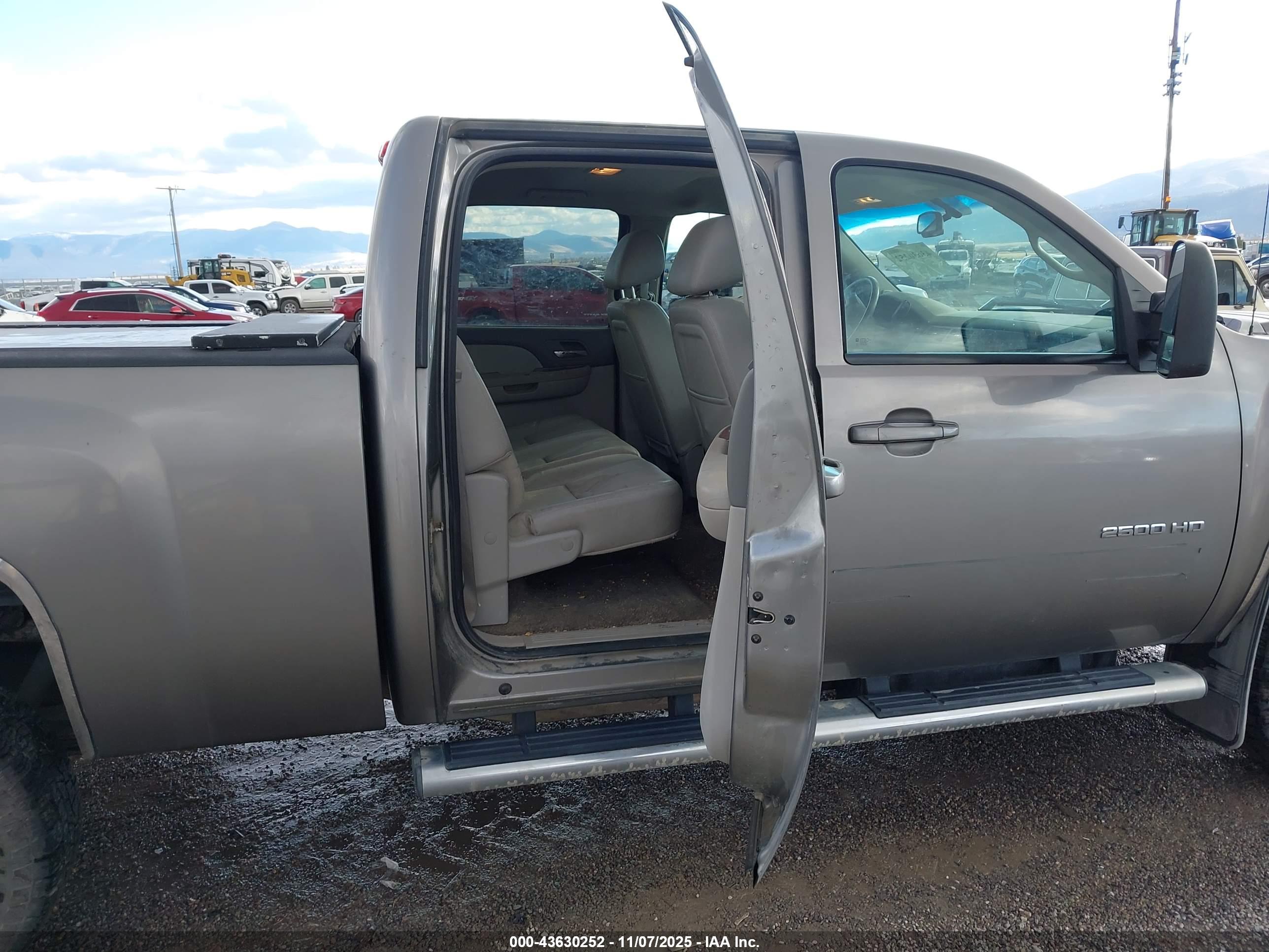 CHEVROLET SILVERADO image 8