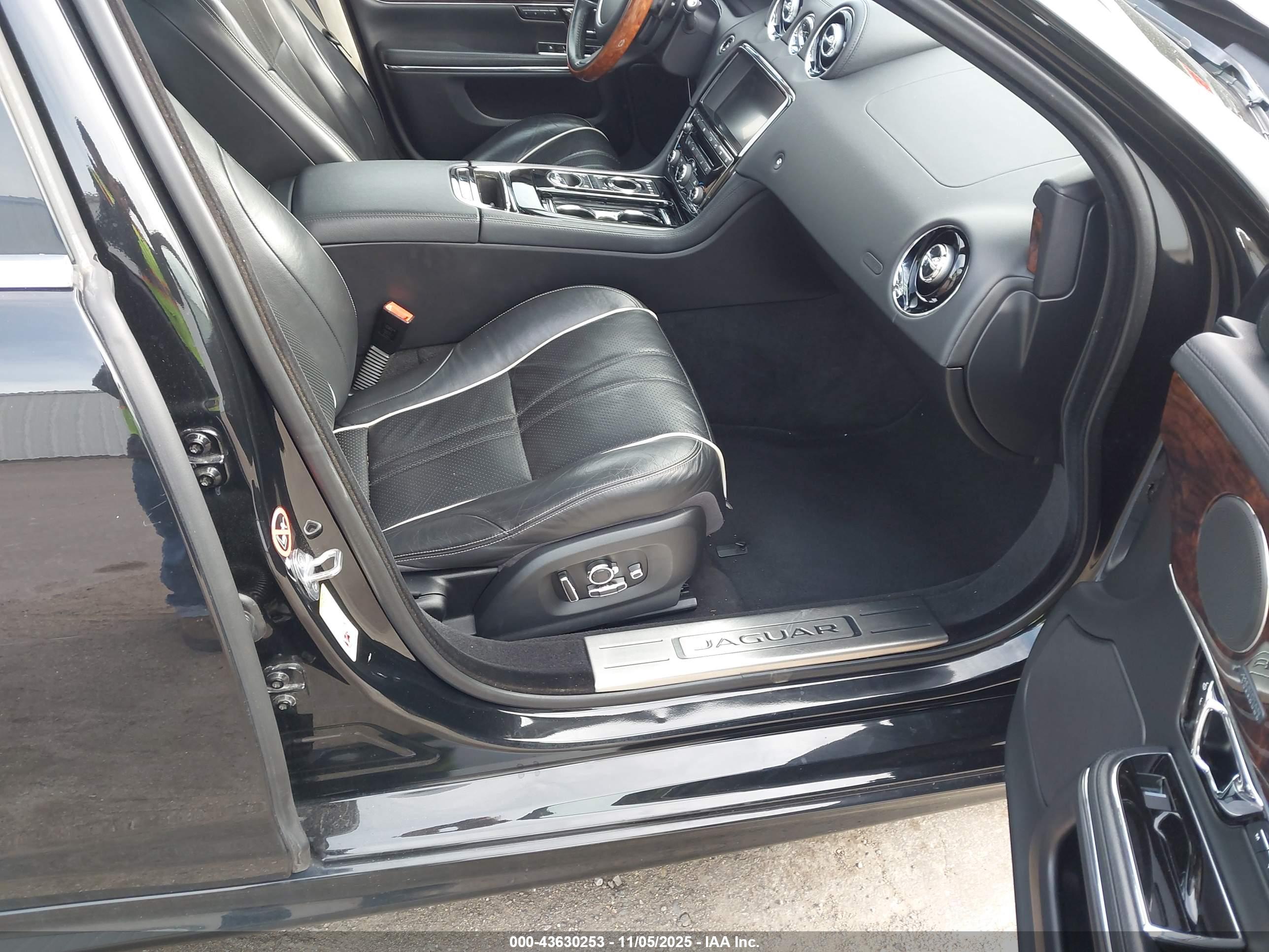 JAGUAR XJ image 5