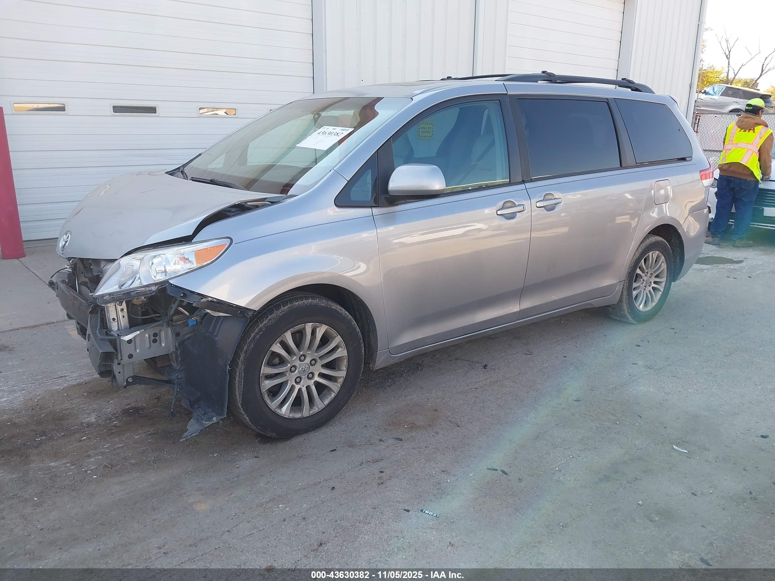 TOYOTA SIENNA image 2