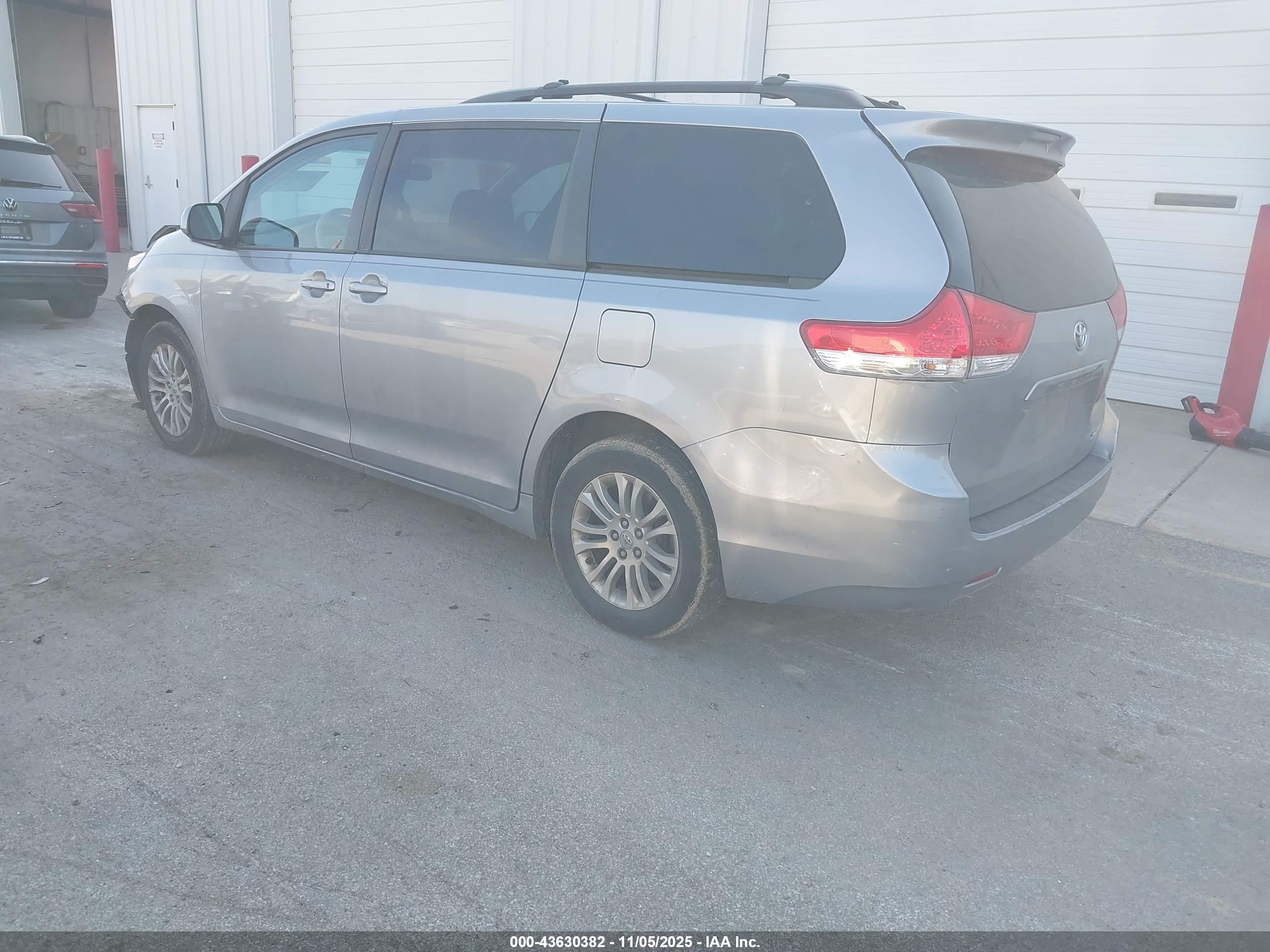TOYOTA SIENNA image 3