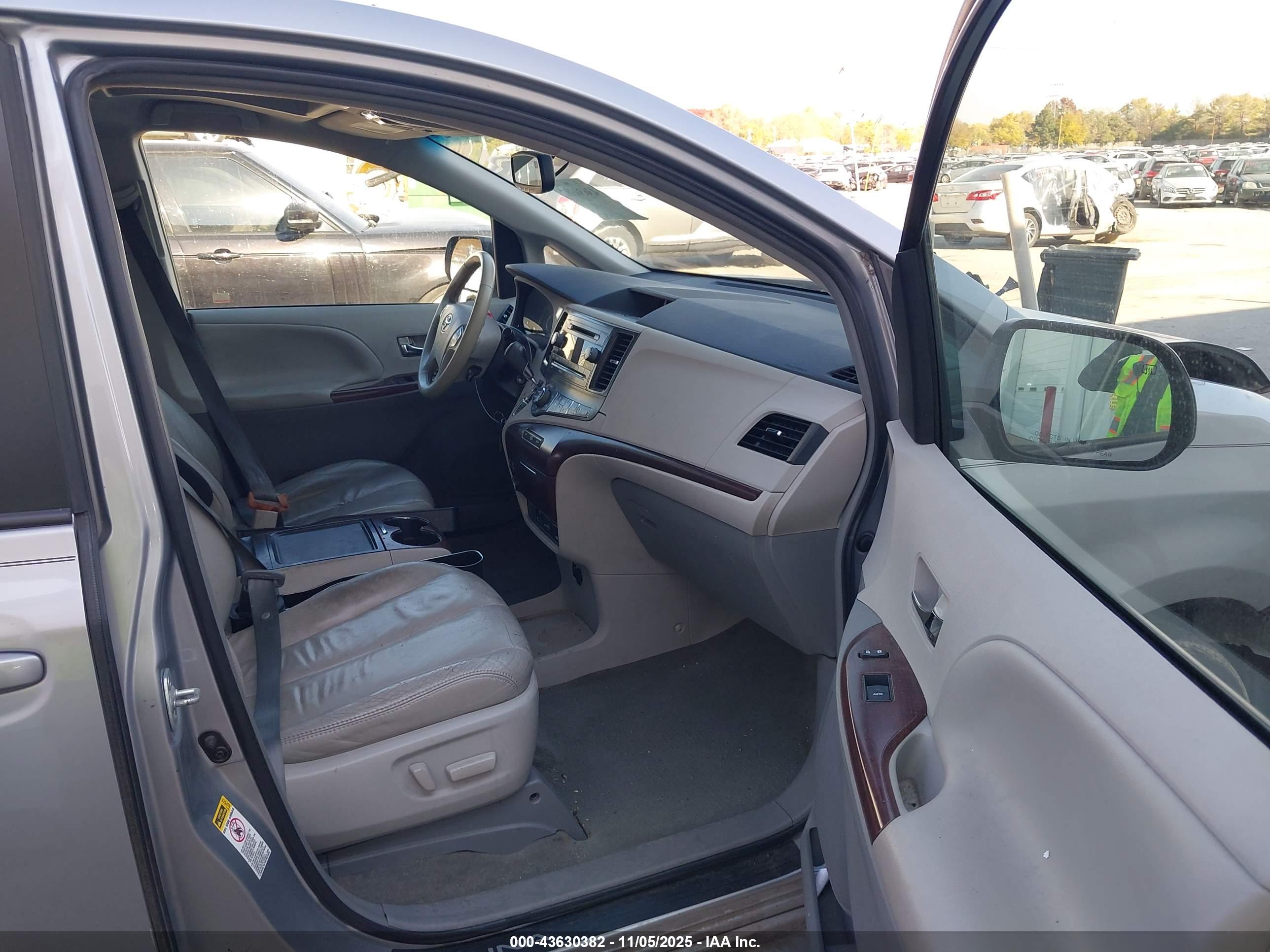 TOYOTA SIENNA image 5
