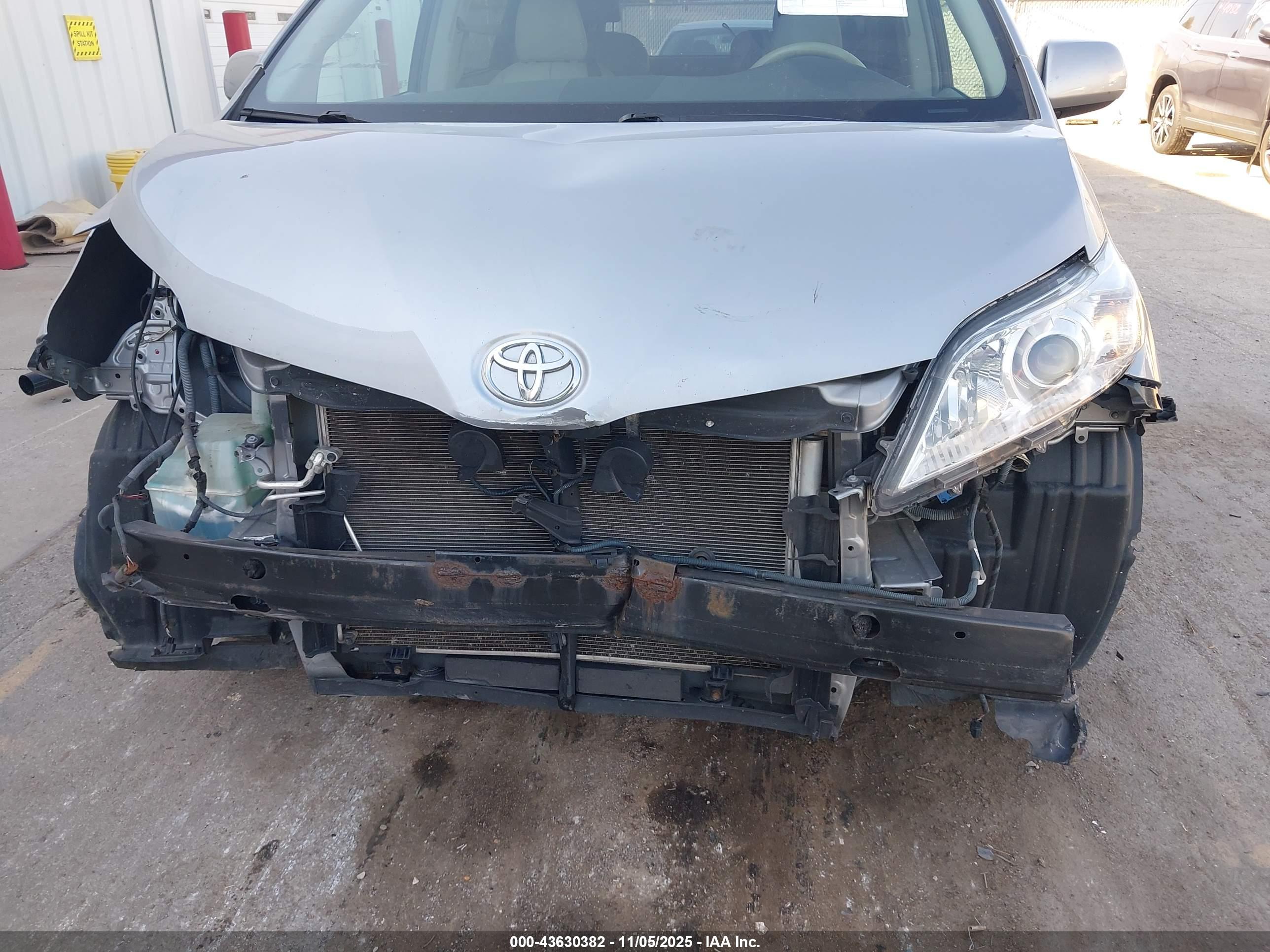 TOYOTA SIENNA image 6