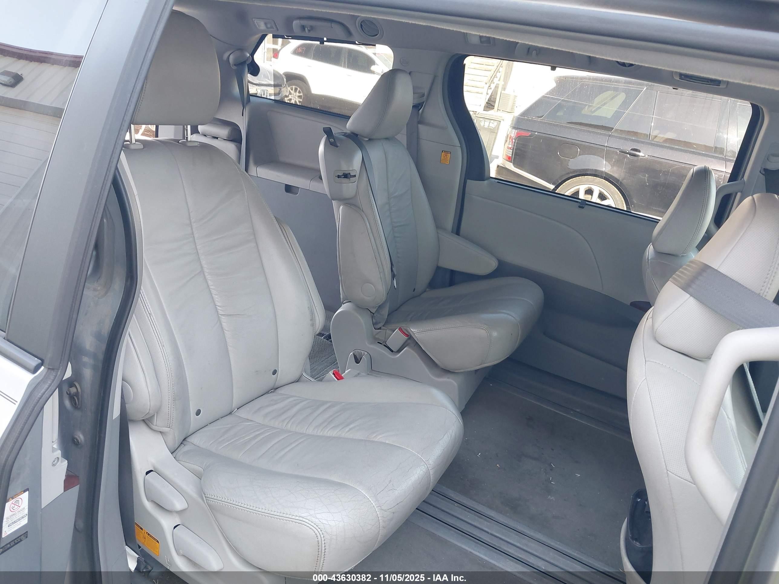 TOYOTA SIENNA image 8
