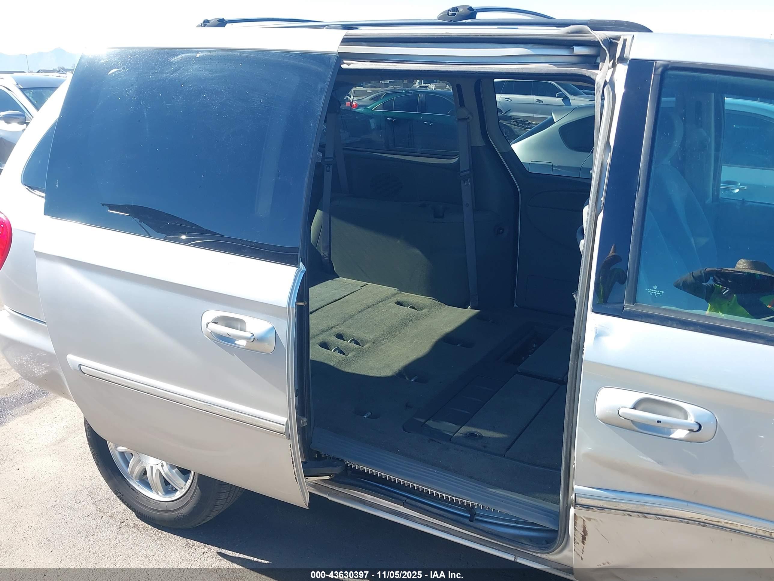 CHRYSLER TOWN image 8