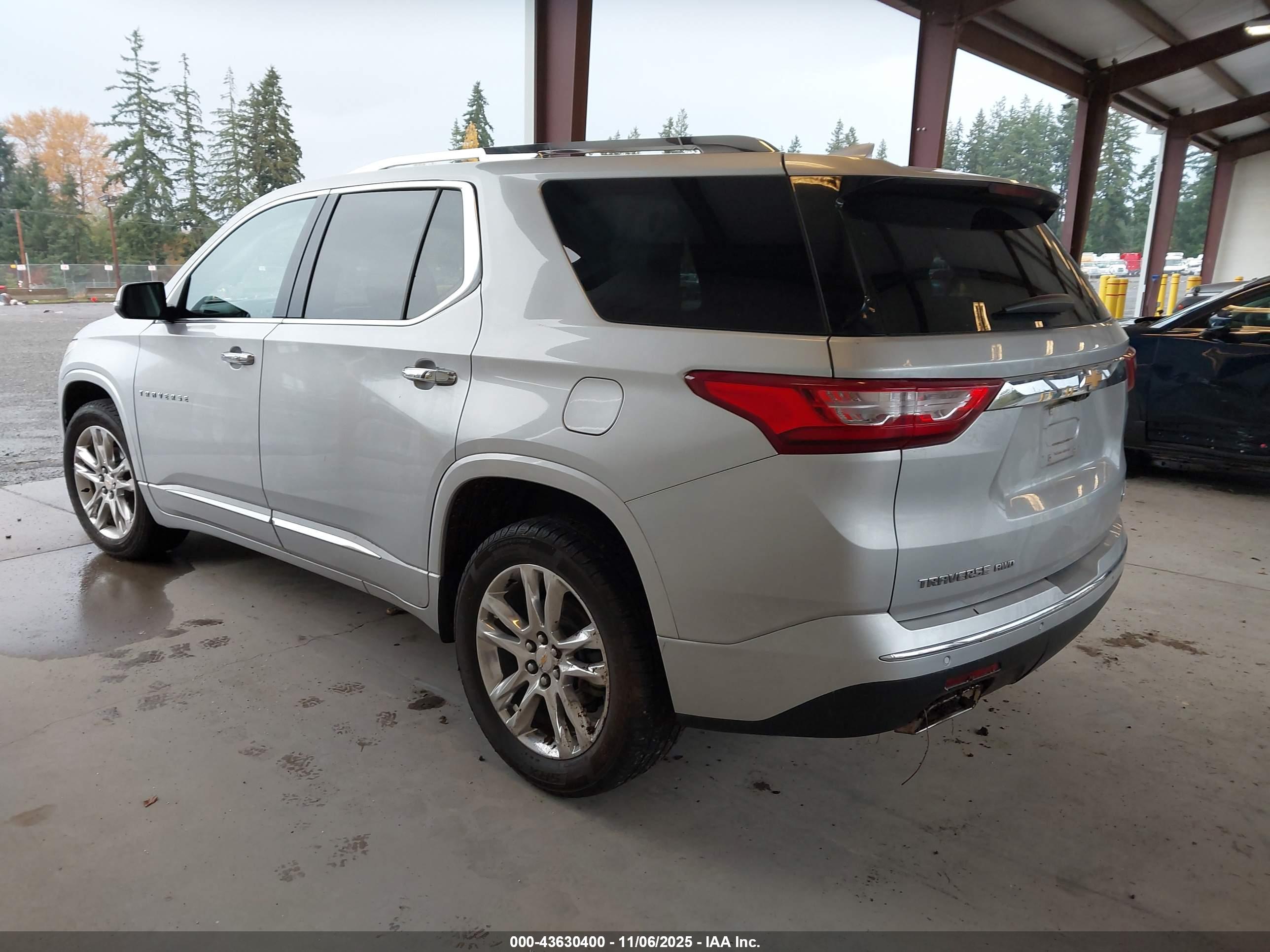 CHEVROLET TRAVERSE image 3