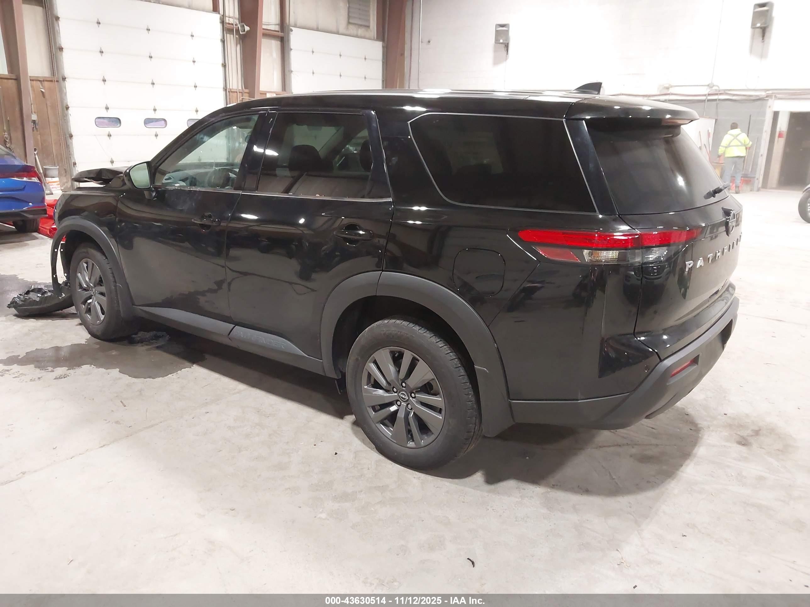 NISSAN PATHFINDER image 3